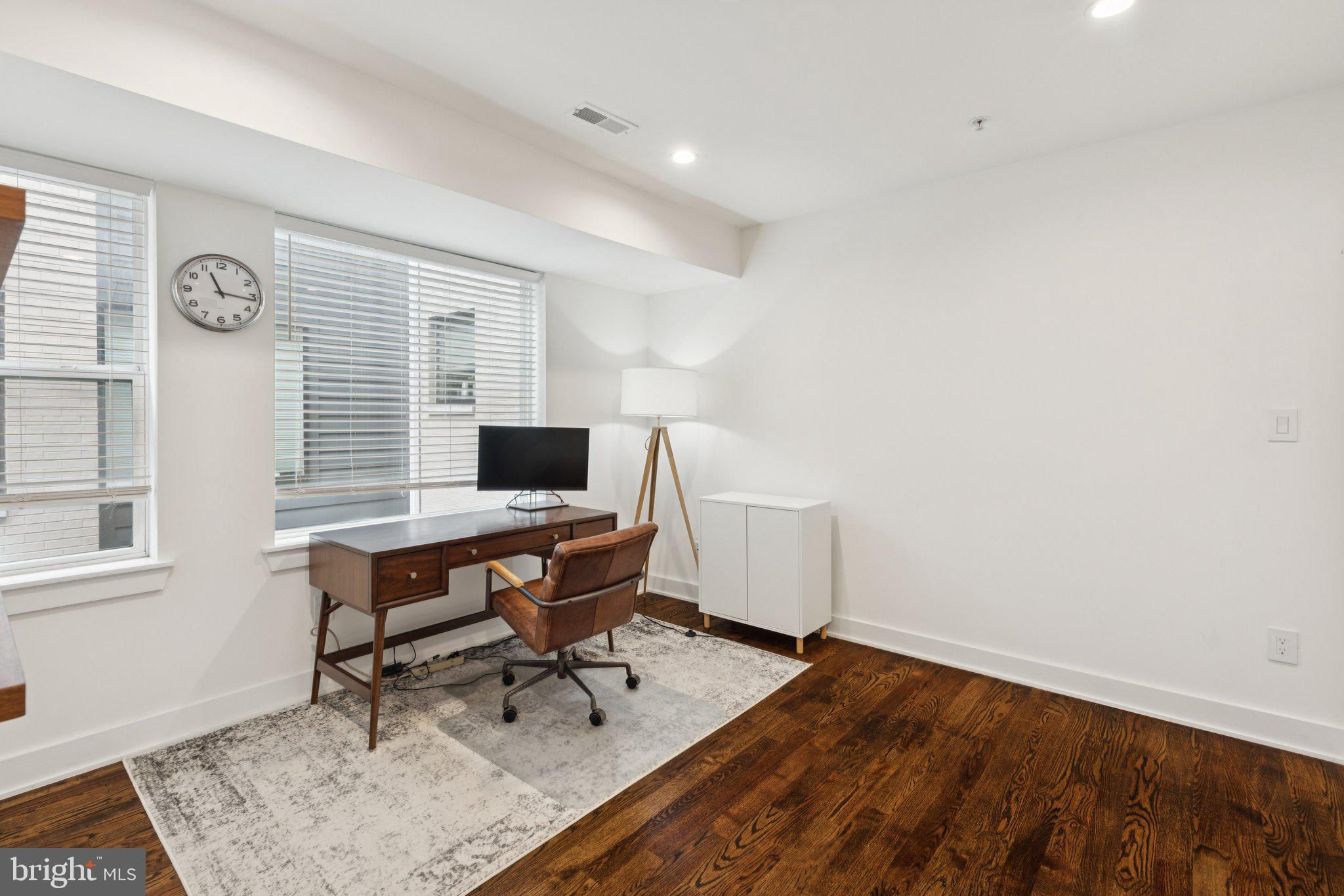 QUEEN VILLAGE - Residential