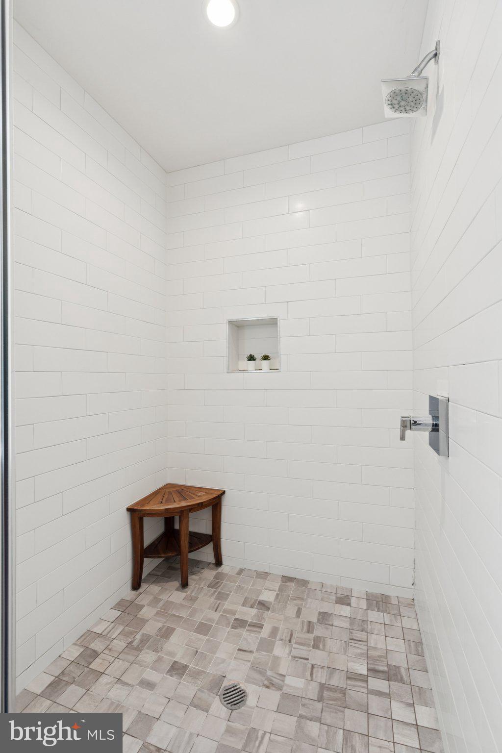 QUEEN VILLAGE - Residential