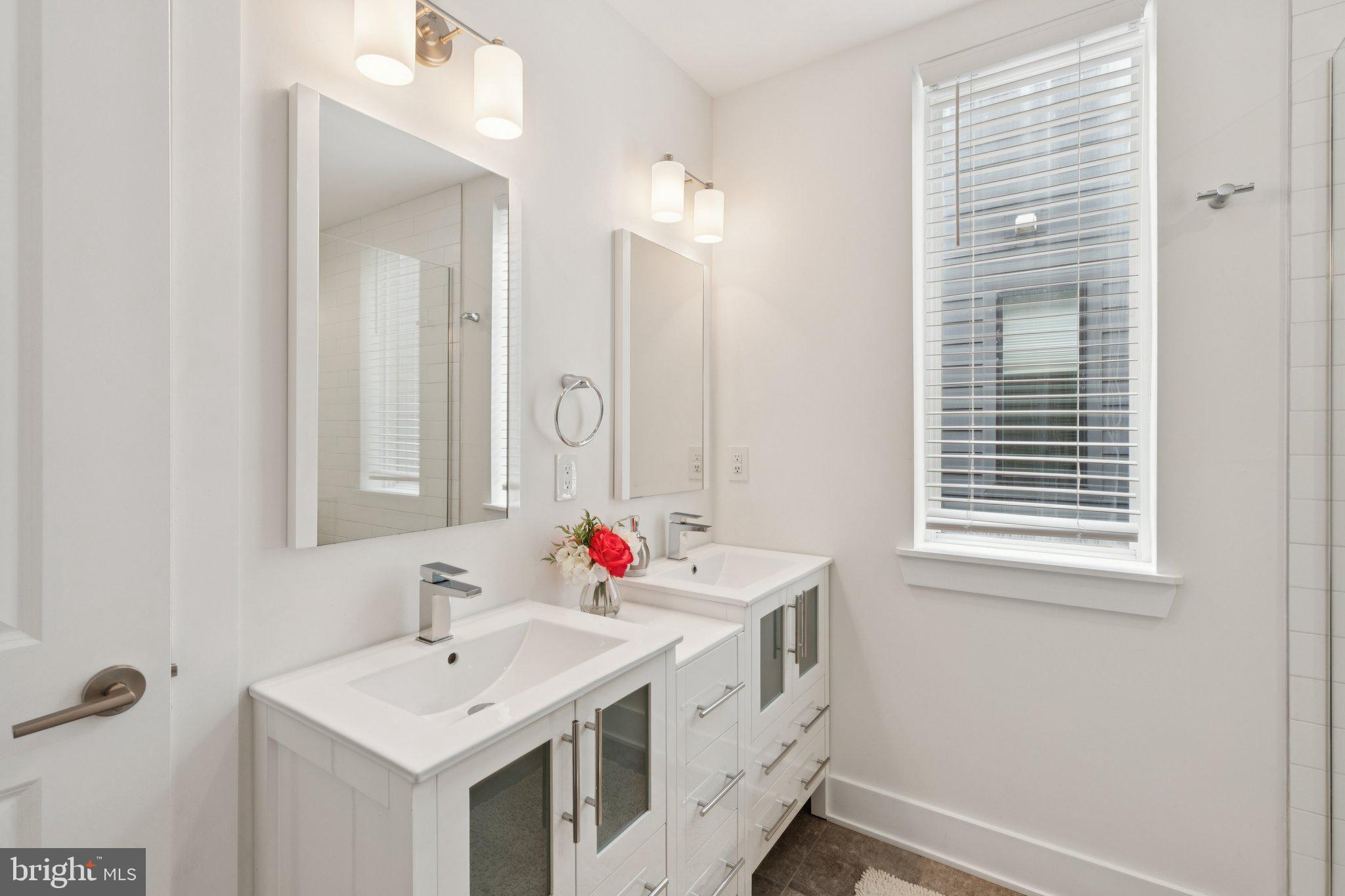 QUEEN VILLAGE - Residential