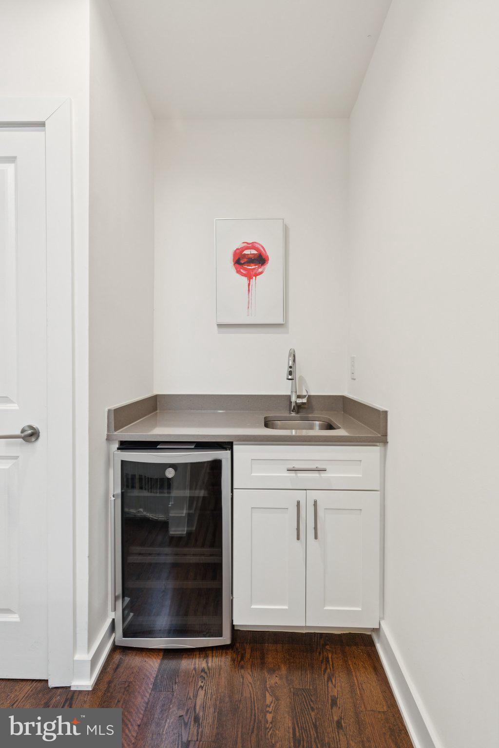 QUEEN VILLAGE - Residential