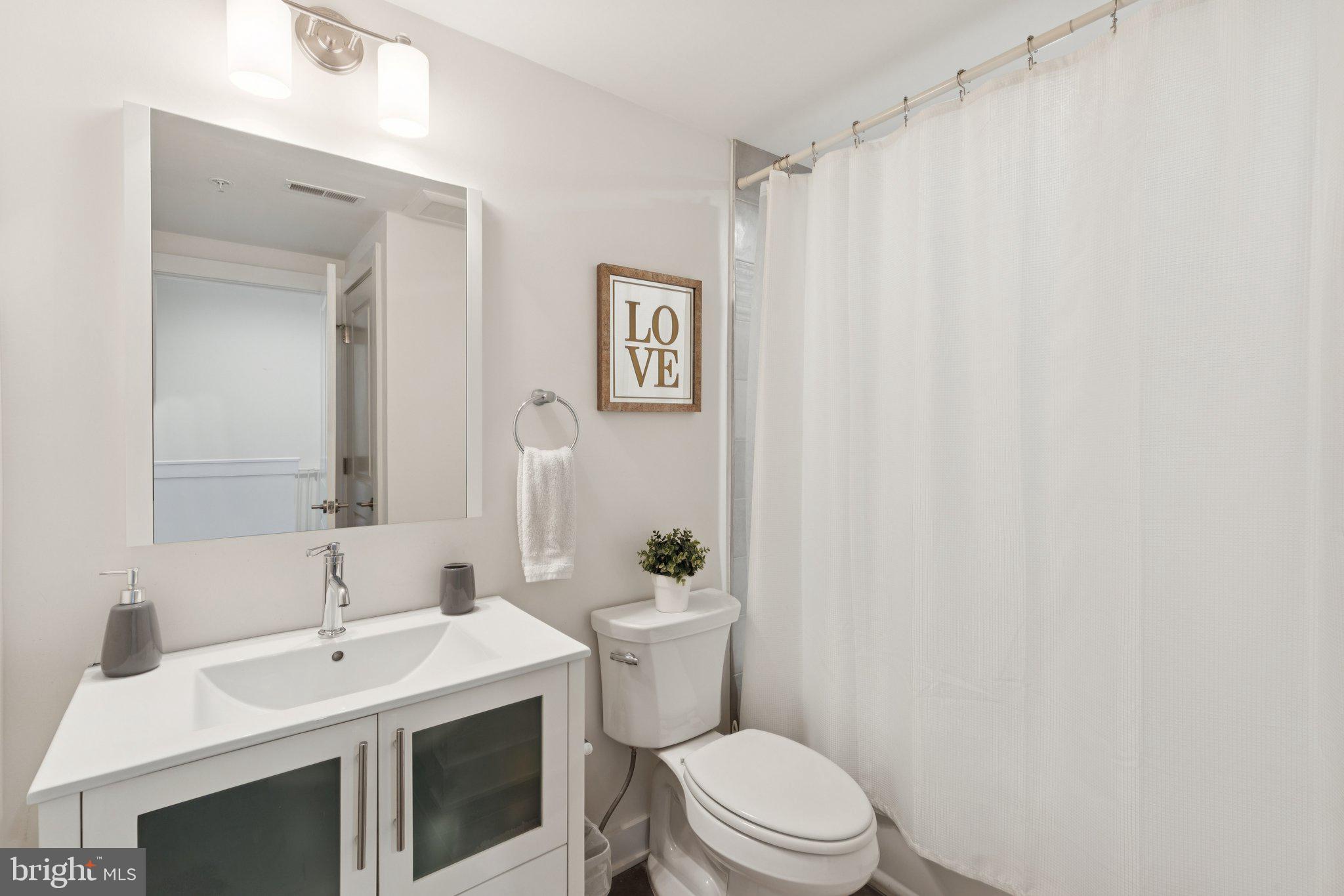 QUEEN VILLAGE - Residential