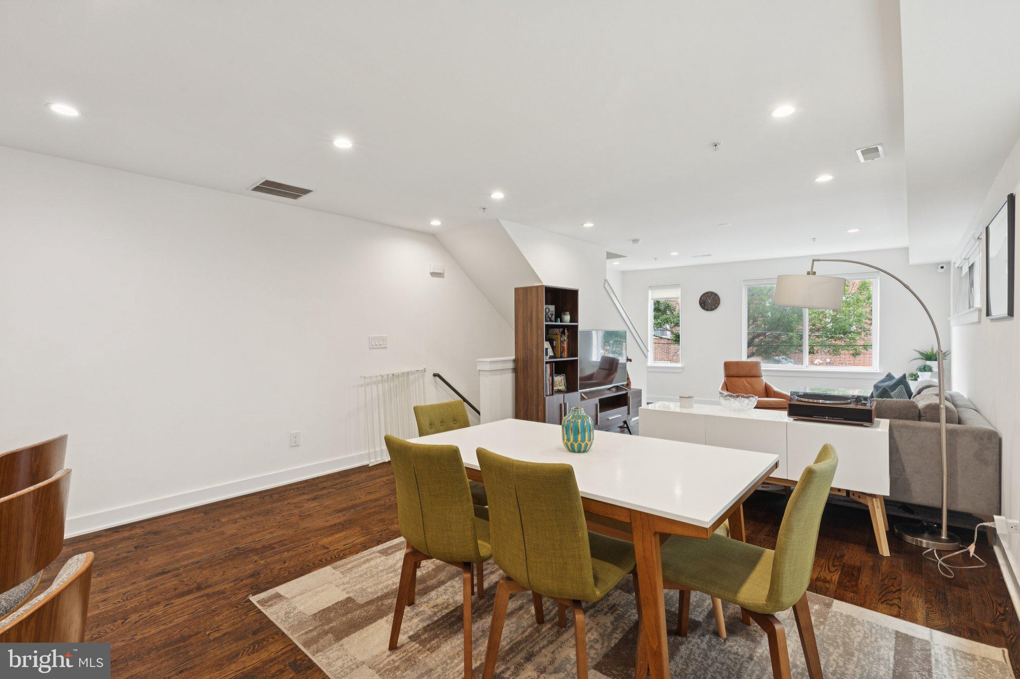 QUEEN VILLAGE - Residential