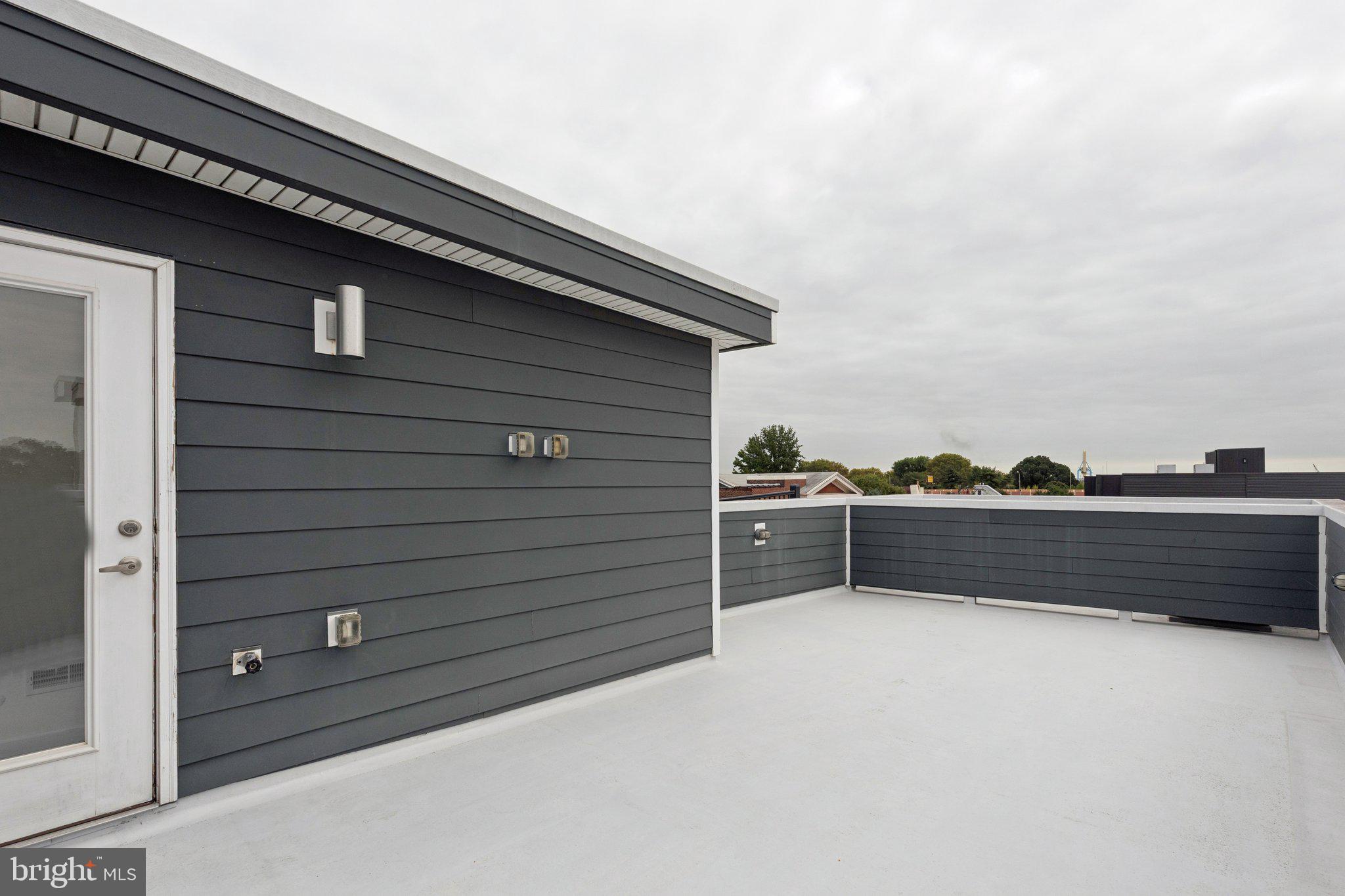 QUEEN VILLAGE - Residential