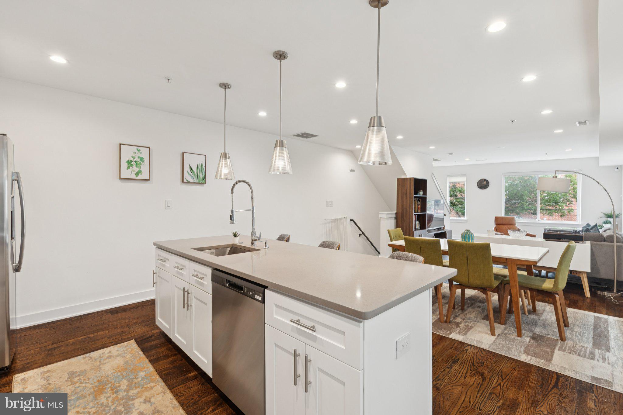 QUEEN VILLAGE - Residential