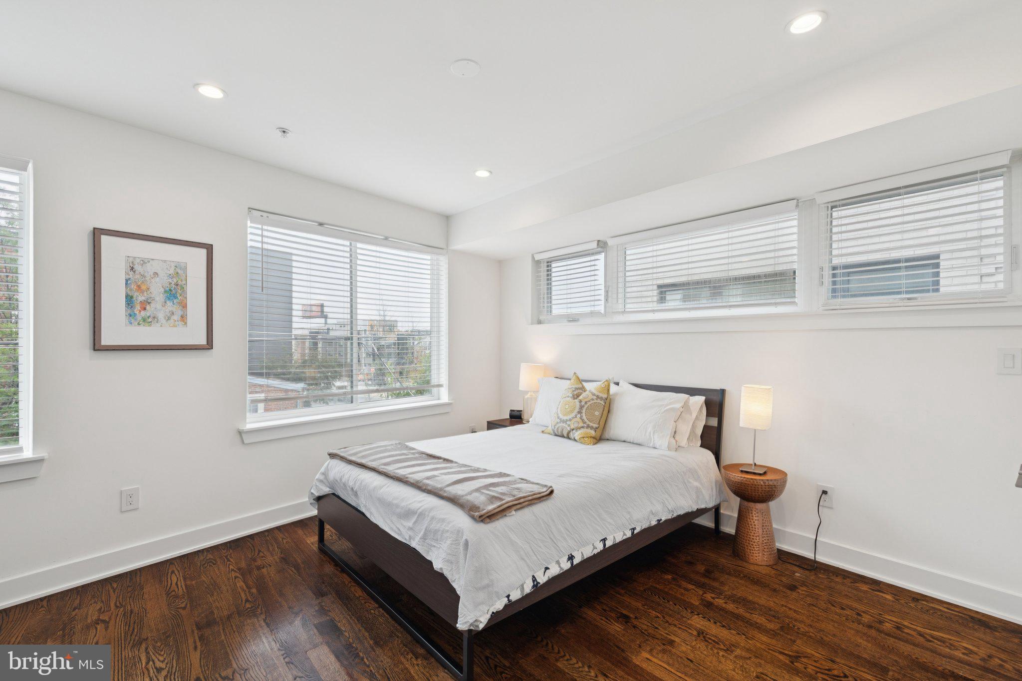 QUEEN VILLAGE - Residential