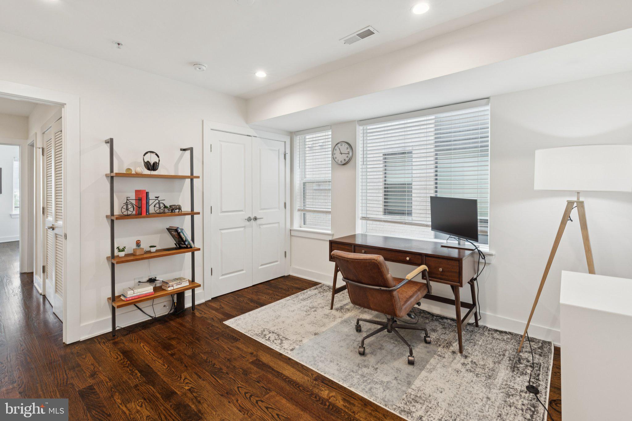 QUEEN VILLAGE - Residential