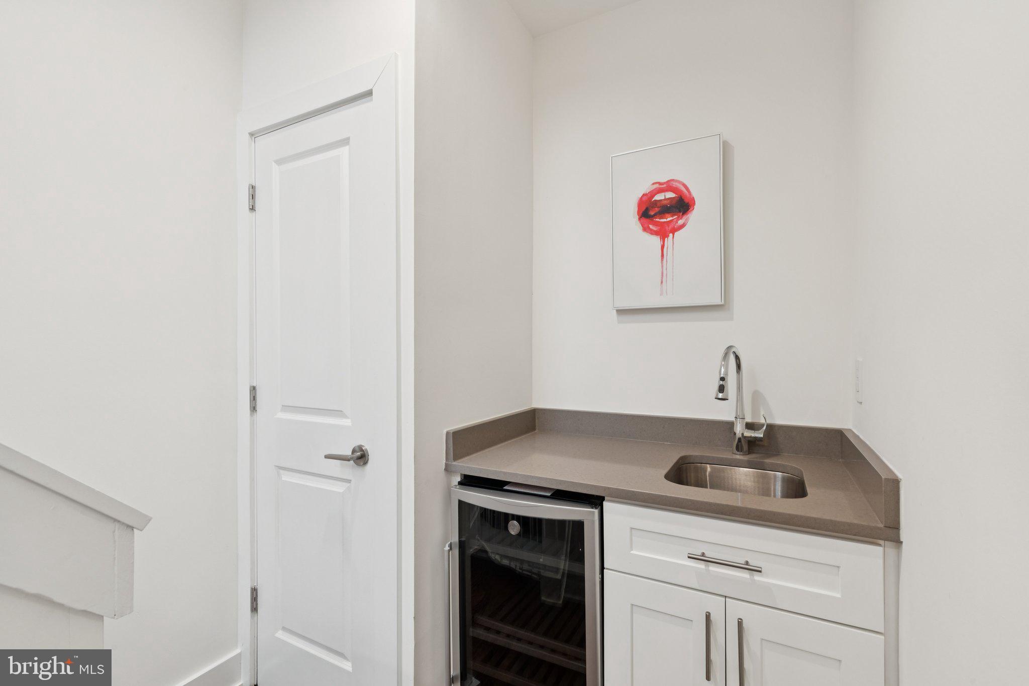 QUEEN VILLAGE - Residential