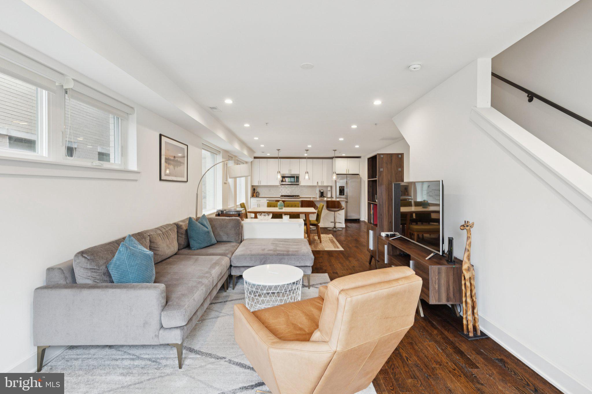 QUEEN VILLAGE - Residential