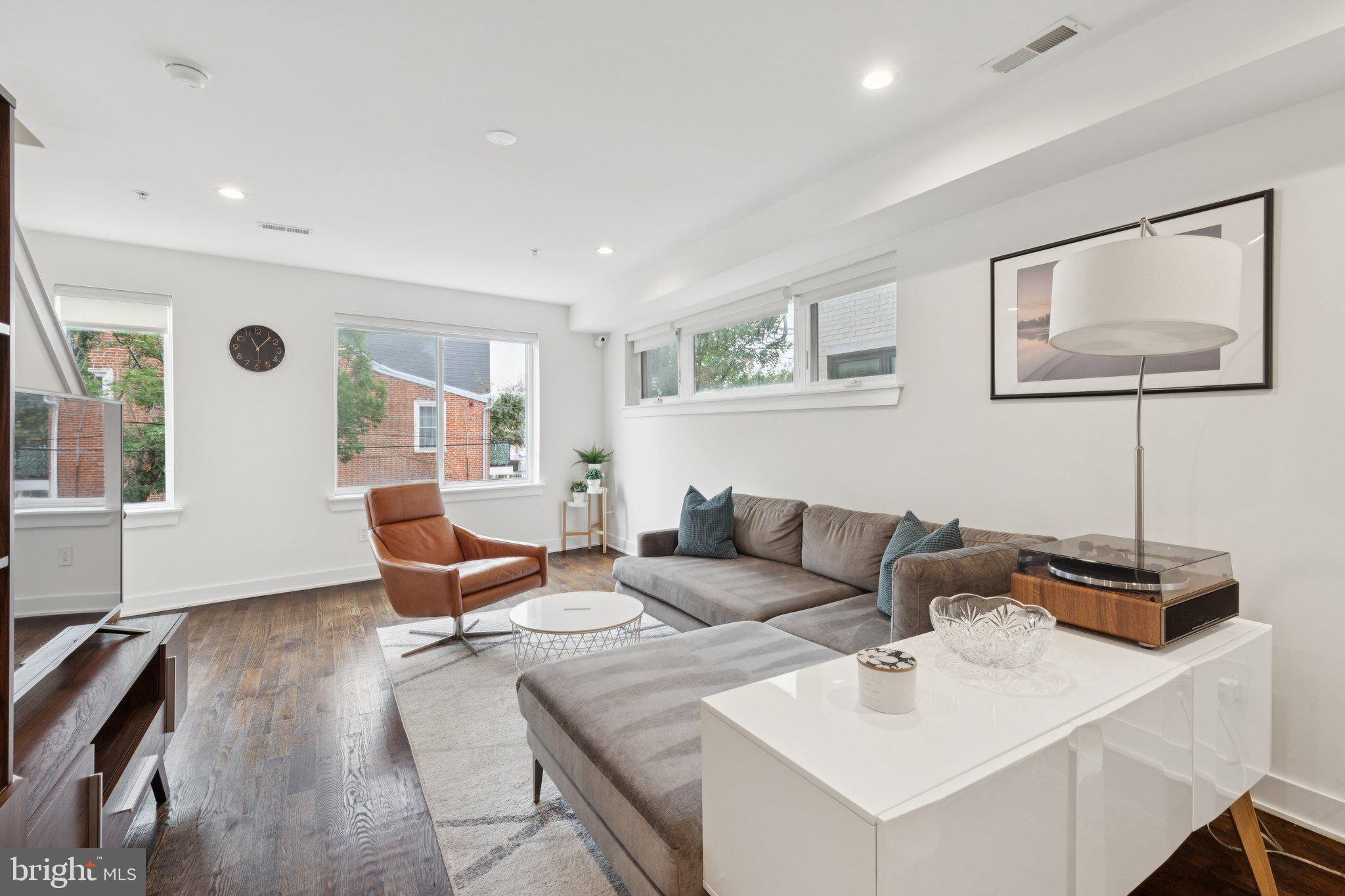 QUEEN VILLAGE - Residential