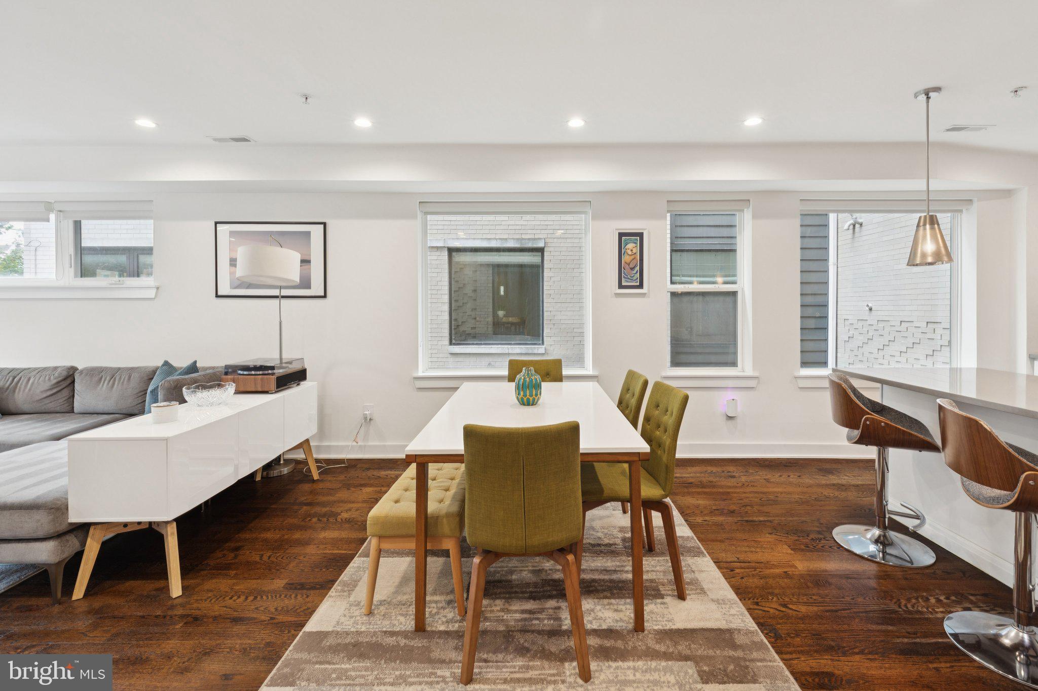 QUEEN VILLAGE - Residential