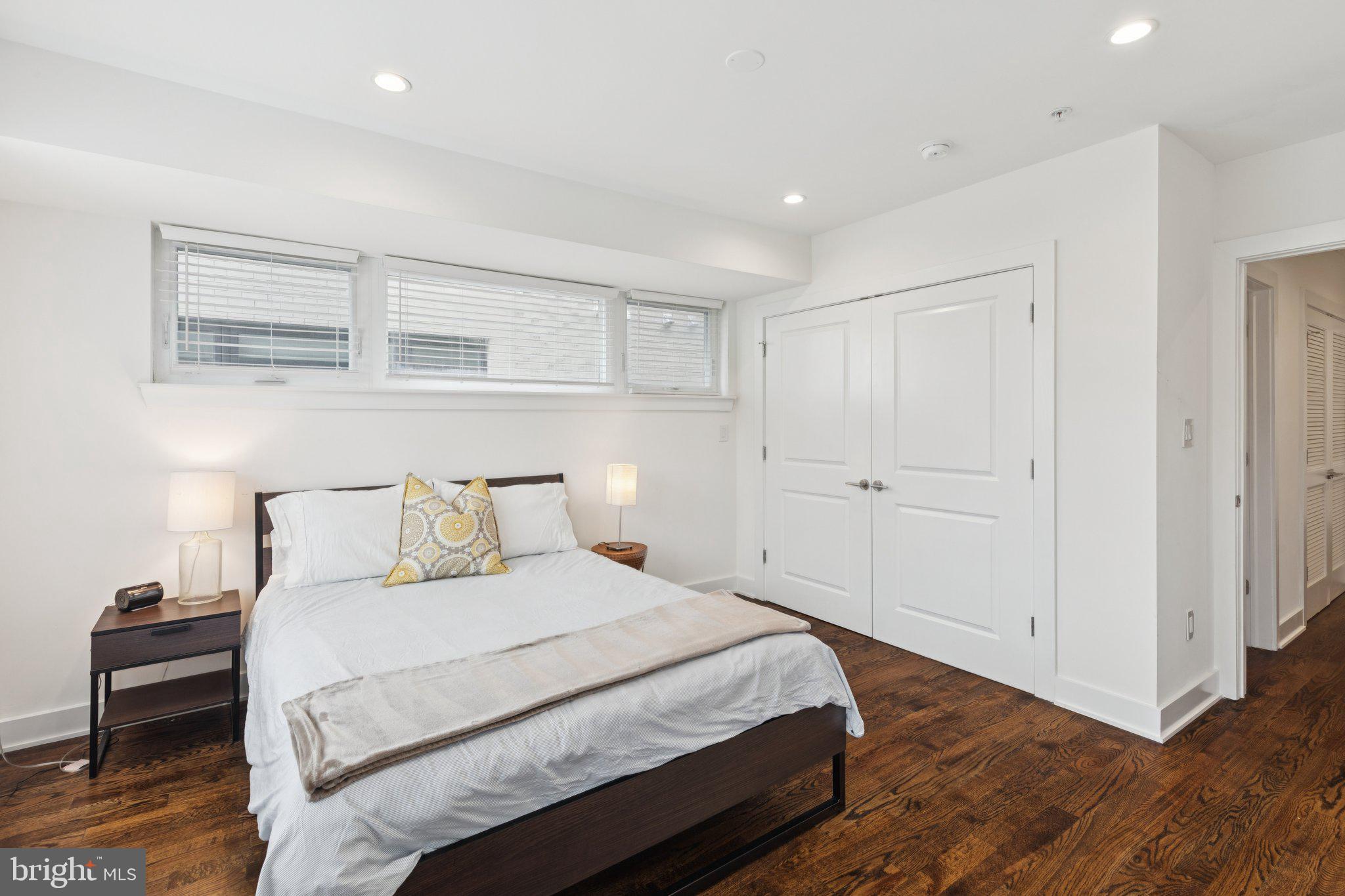 QUEEN VILLAGE - Residential