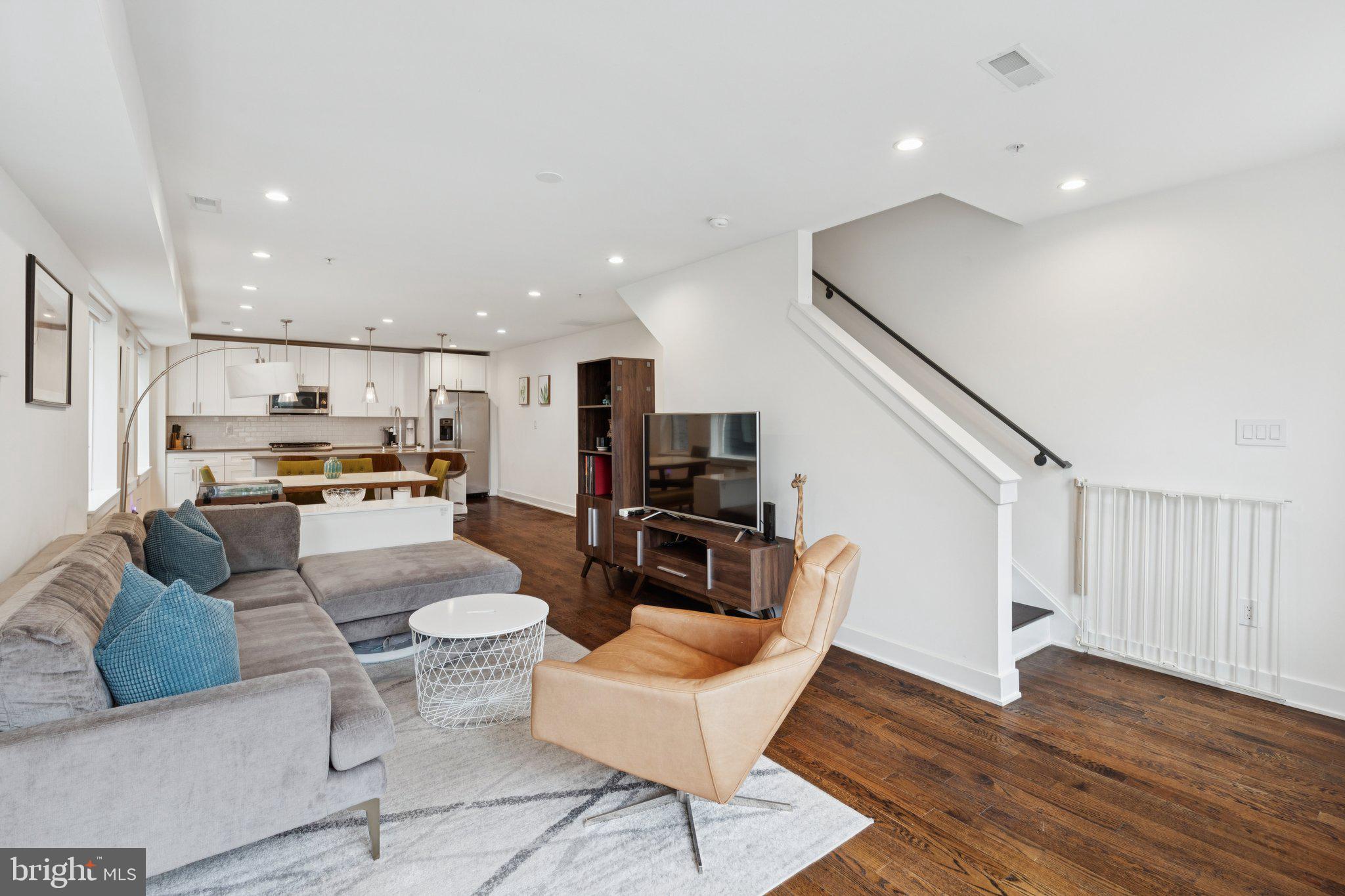 QUEEN VILLAGE - Residential