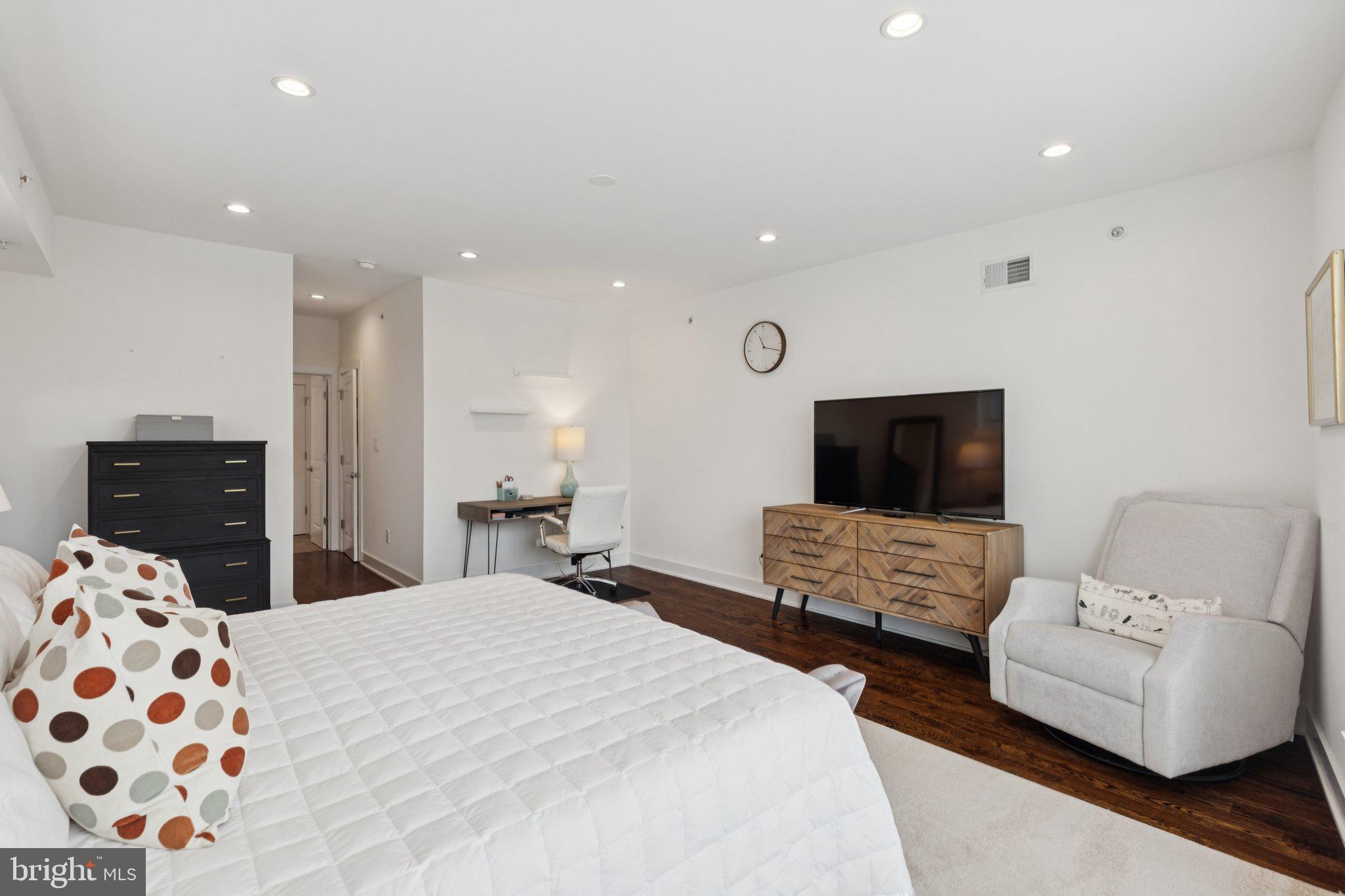 QUEEN VILLAGE - Residential