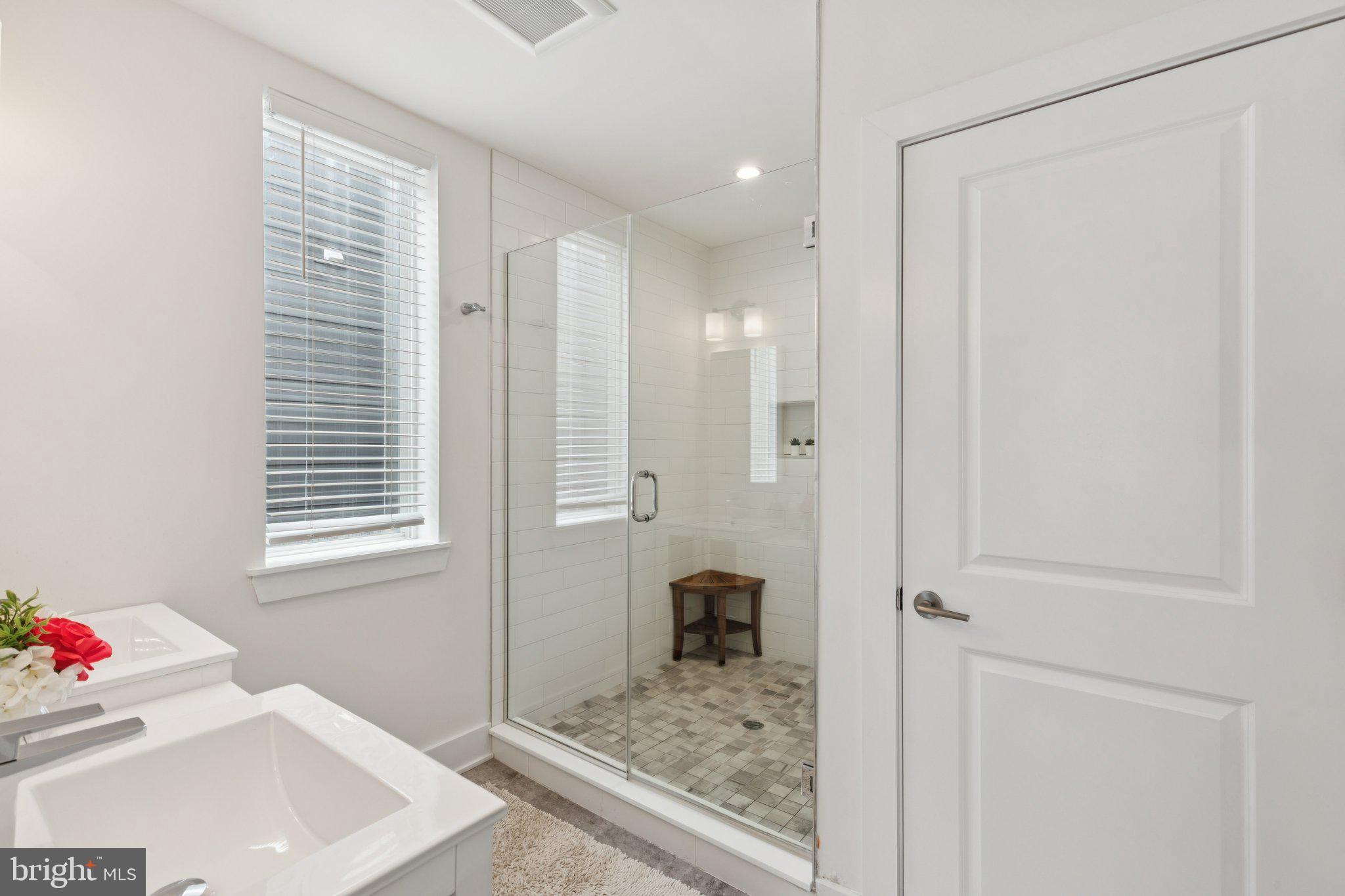 QUEEN VILLAGE - Residential