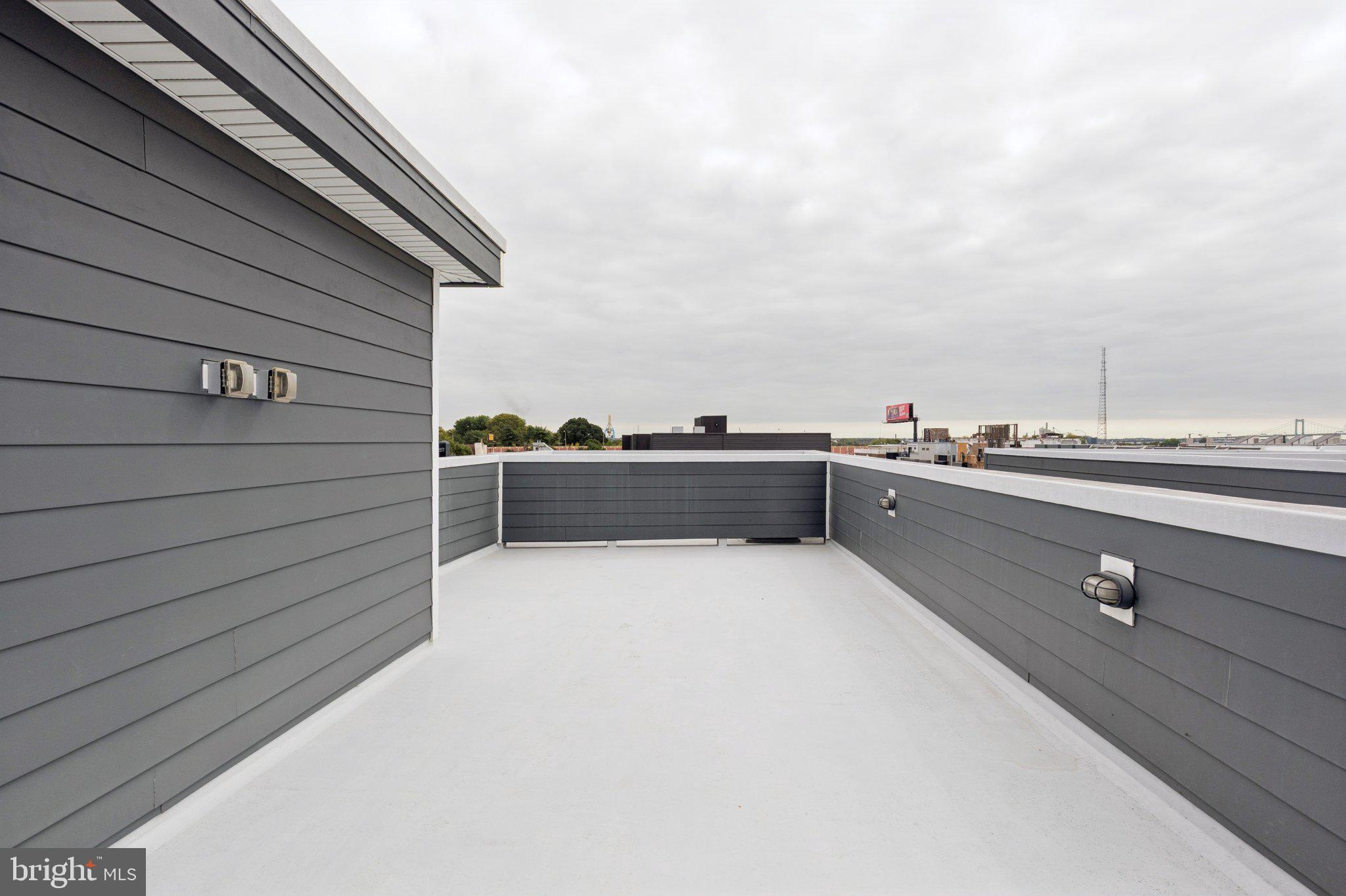 QUEEN VILLAGE - Residential