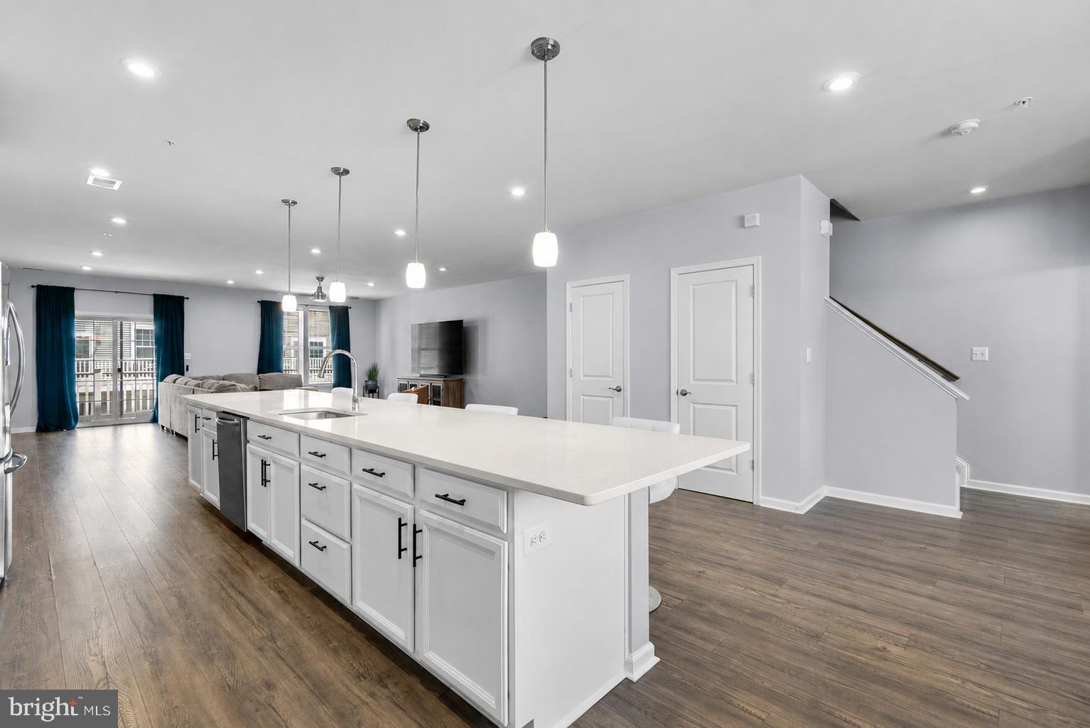 METRO POINTE - Residential