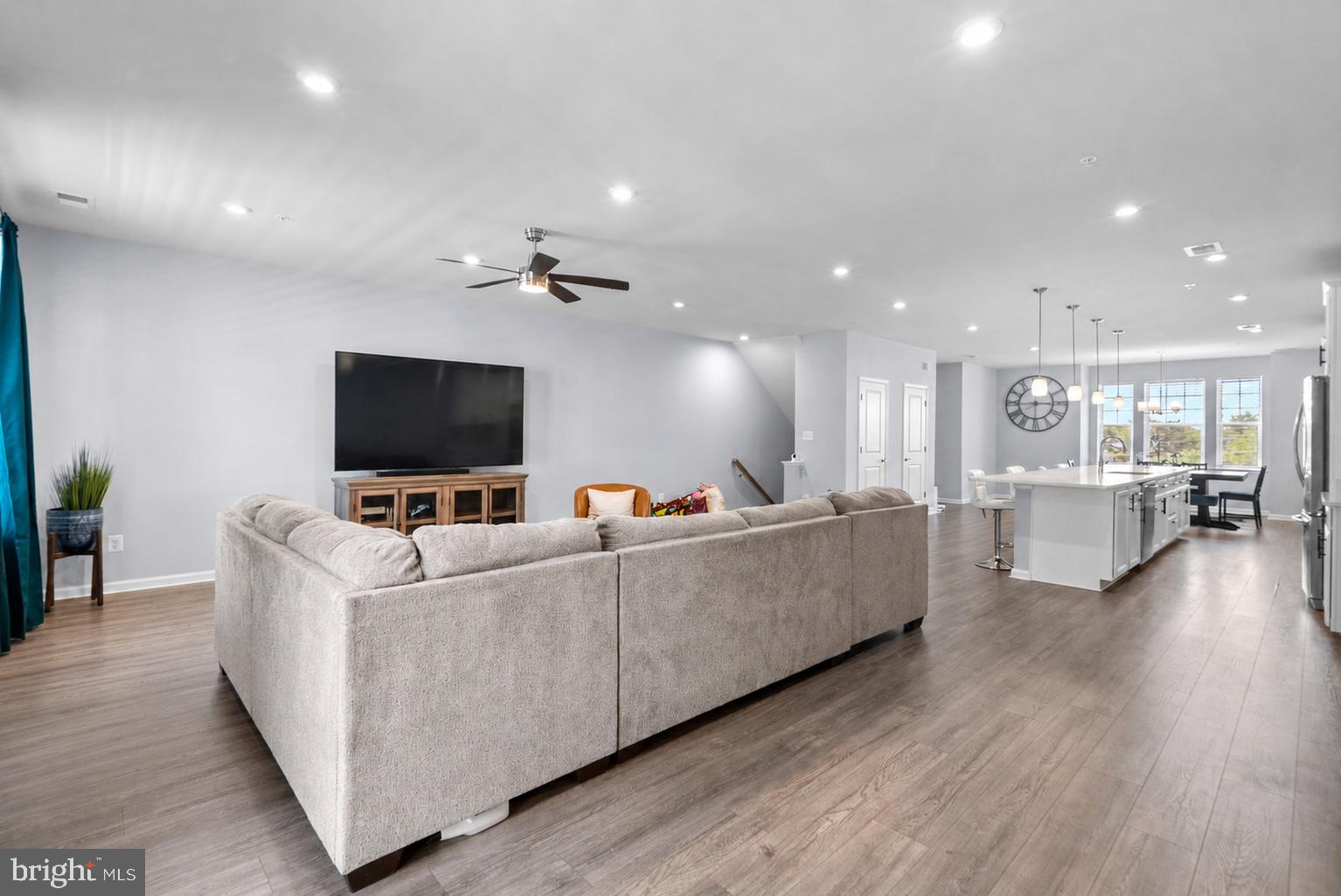 METRO POINTE - Residential