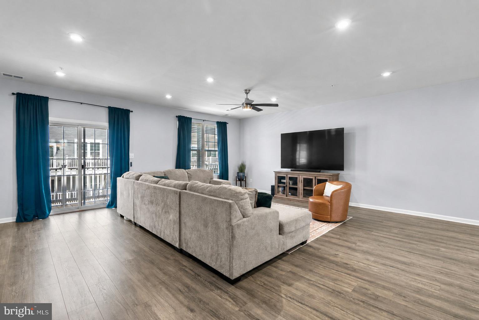 METRO POINTE - Residential
