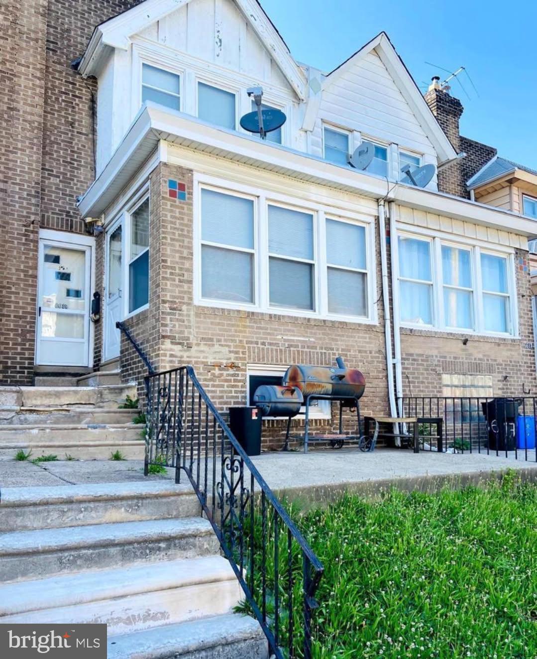 Well maintained 1st Floor apartment of a duplex. The apartment has been updated within the last two years. The tenant will have parking in the rear driveway. This bi-level apartment provides privacy for the tenants with bedrooms on different levels. Available as soon as you get approved!