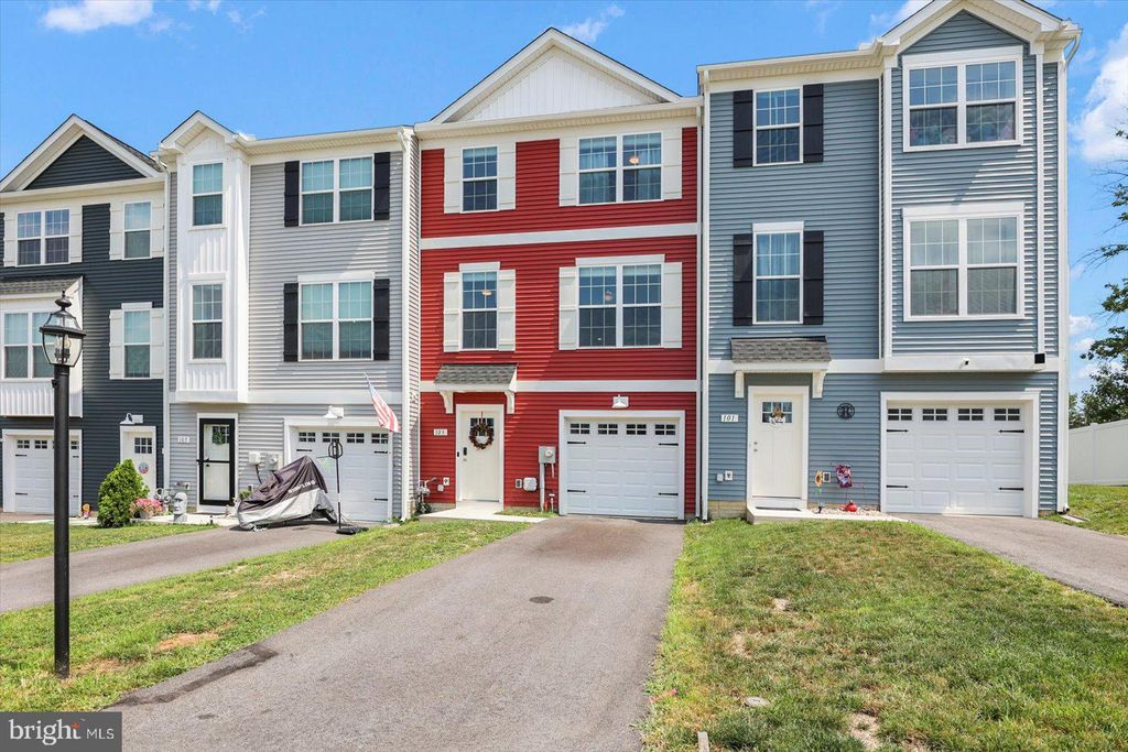 Photo of 103 Overlook Drive, HANOVER, PA 17331 (MLS # PAYK2086428)