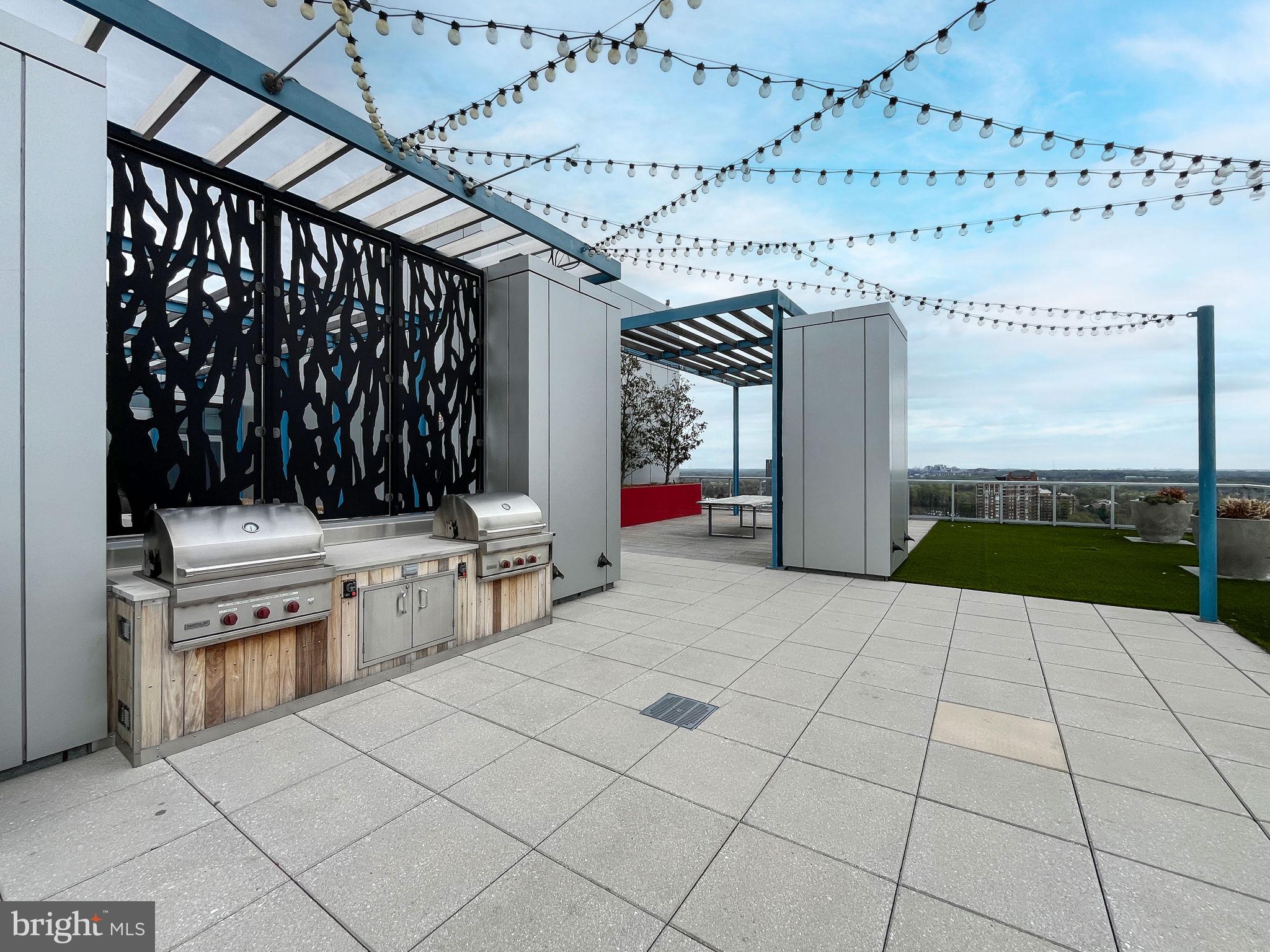 PIKE AND ROSE - Residential