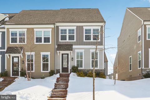 Photo of 1733 Autumn Maple Leaf Drive, DUMFRIES, VA 22026 (MLS # VAPW2109814)