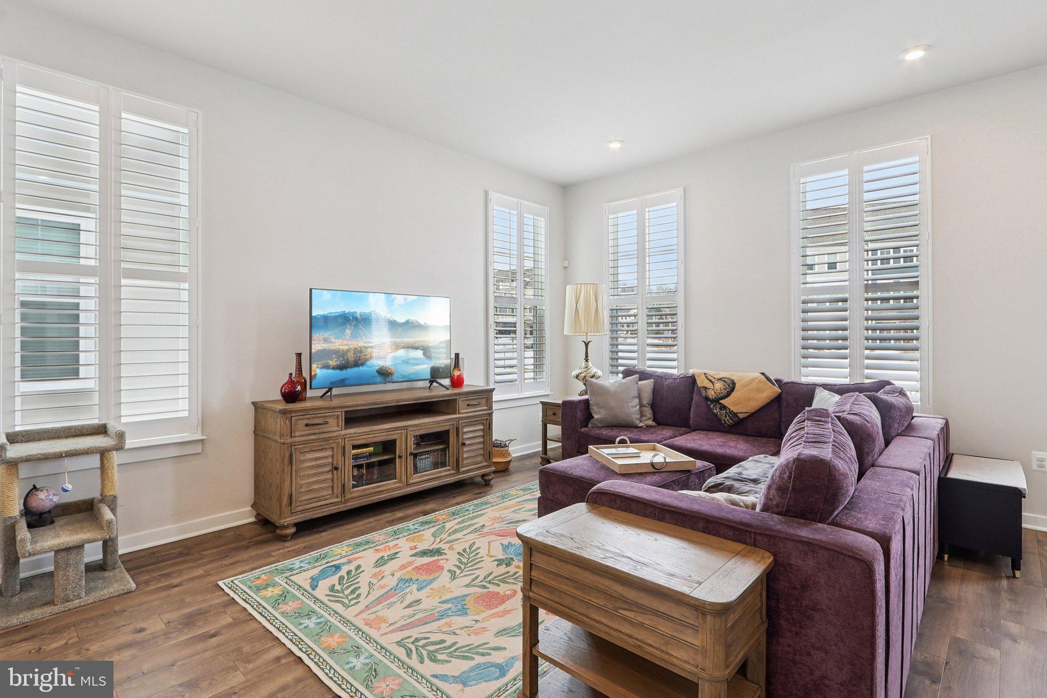 1733 AUTUMN MAPLE LEAF DRIVE