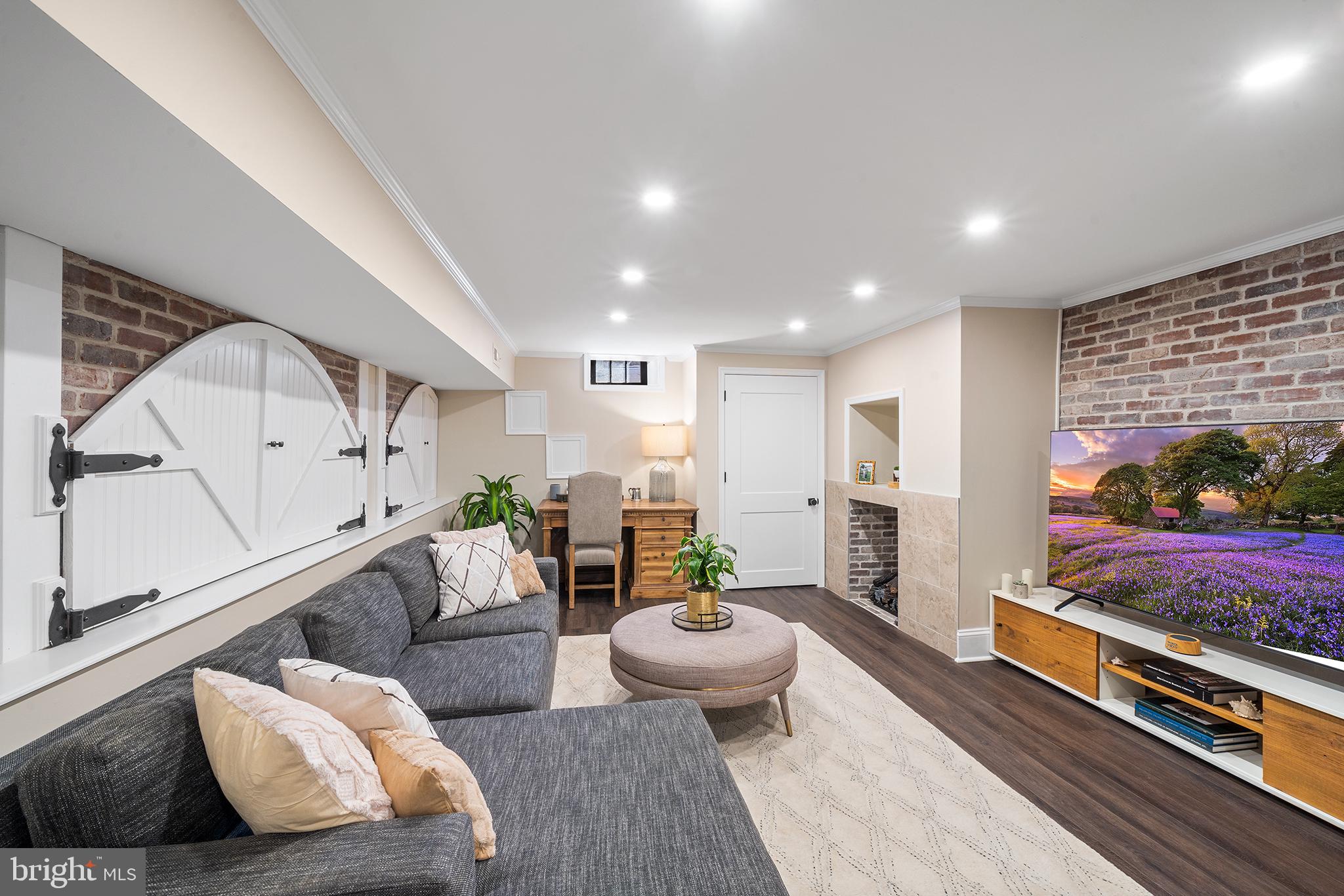 QUEEN VILLAGE - Residential