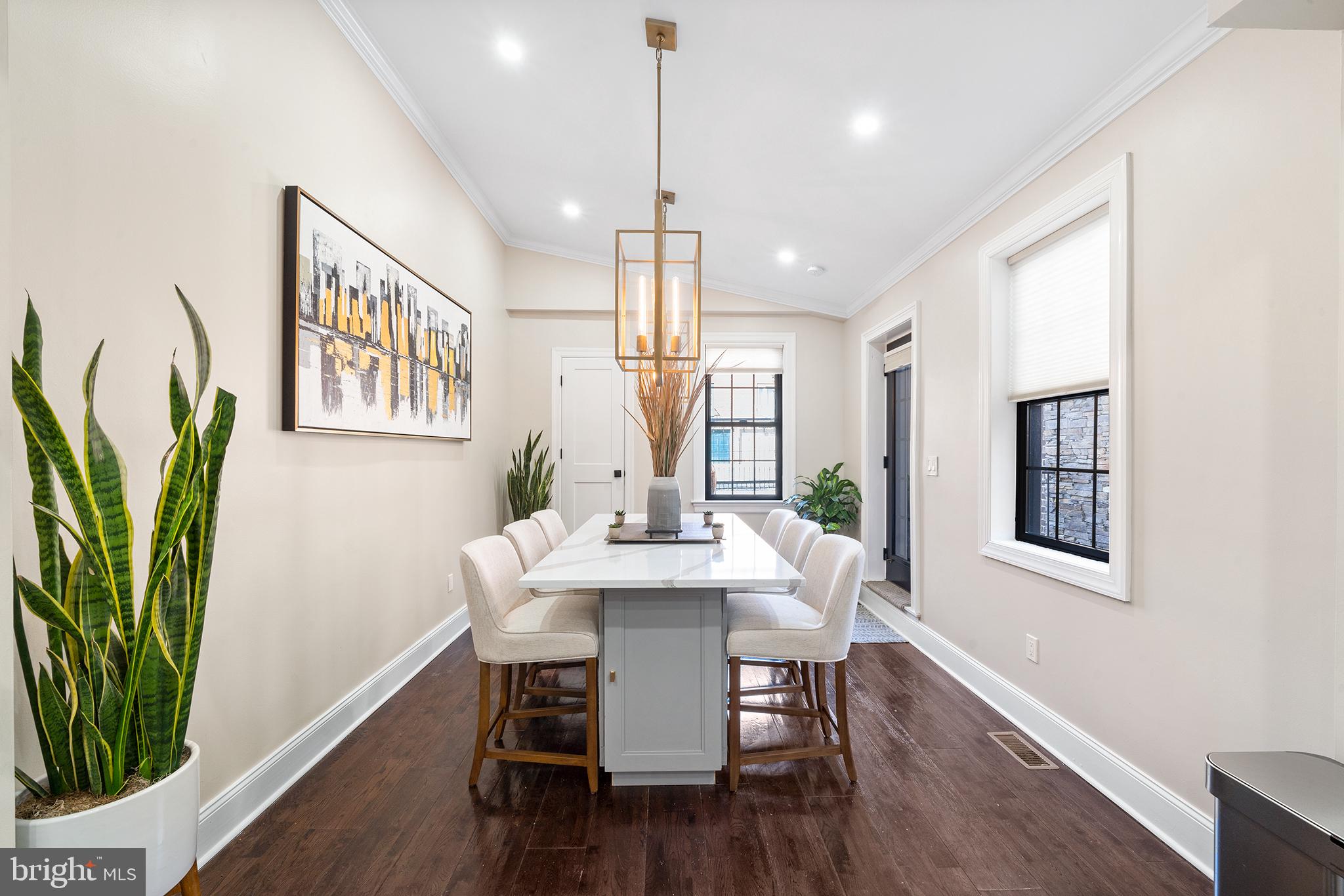 QUEEN VILLAGE - Residential