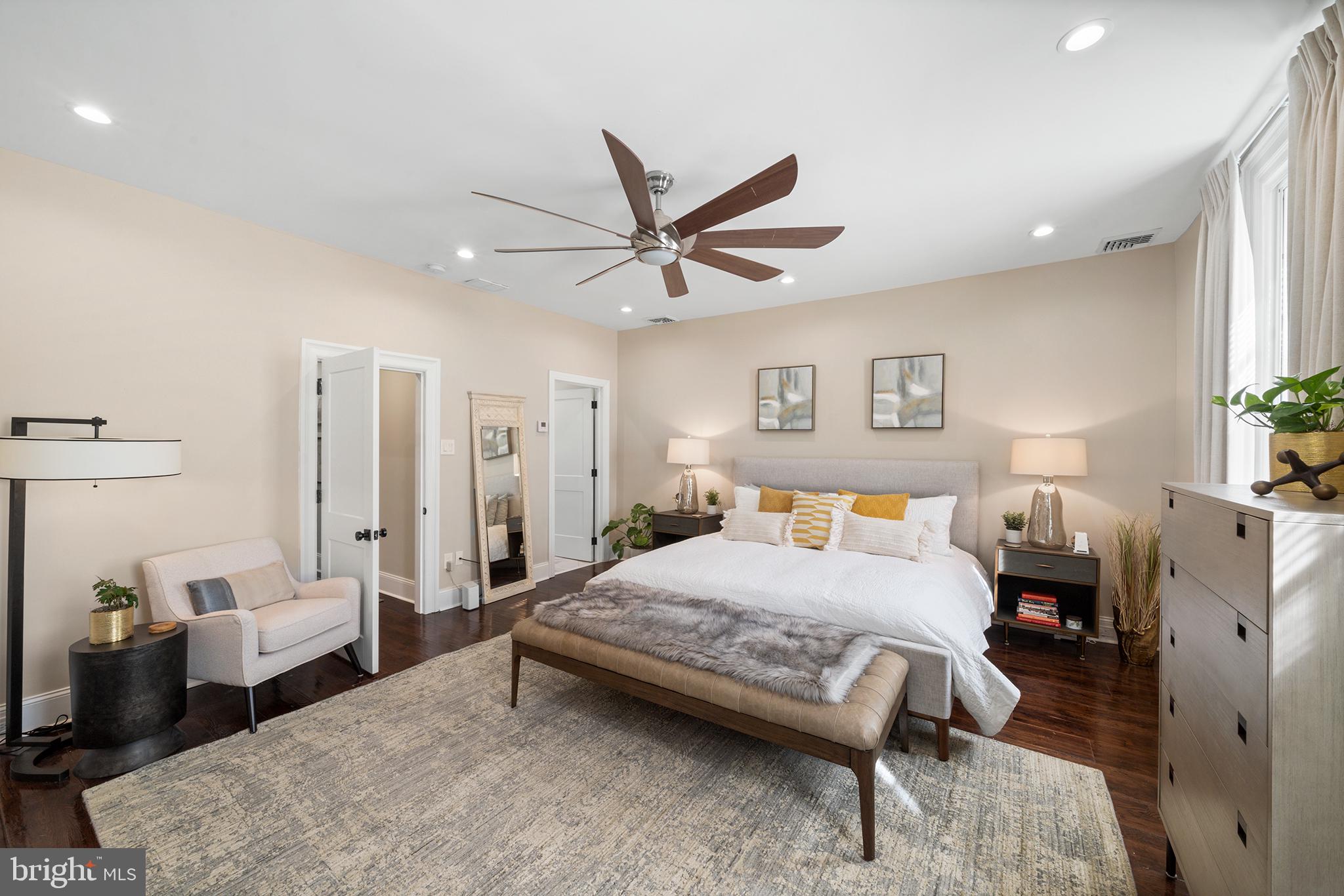 QUEEN VILLAGE - Residential