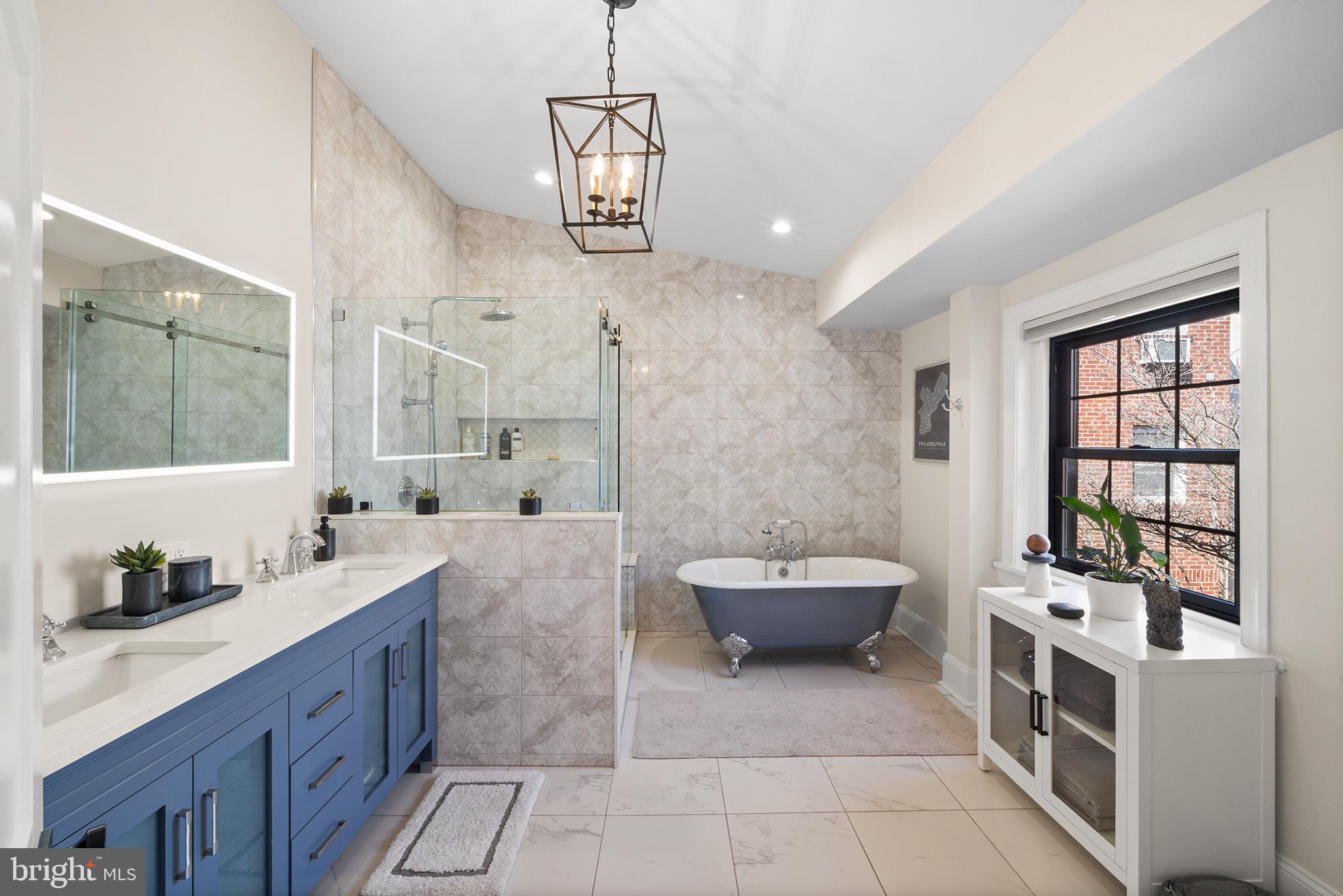 QUEEN VILLAGE - Residential