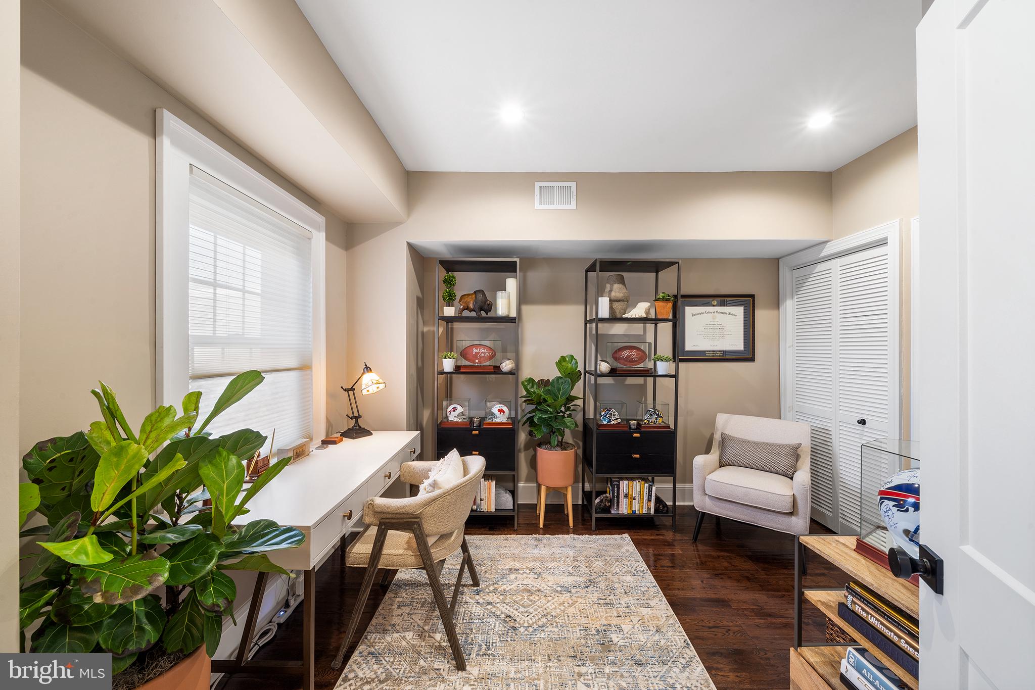 QUEEN VILLAGE - Residential