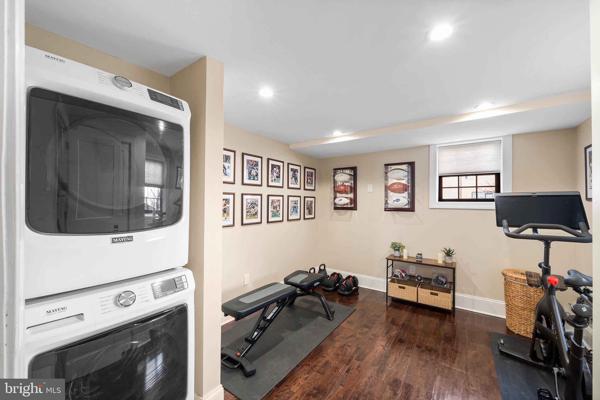 QUEEN VILLAGE - Residential