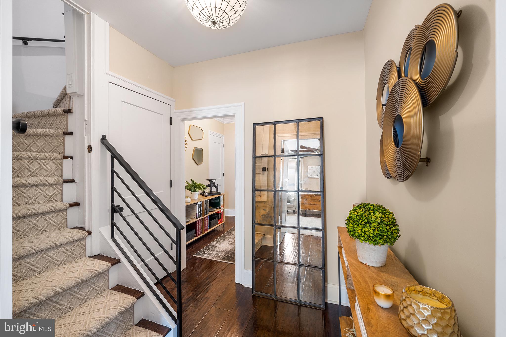 QUEEN VILLAGE - Residential