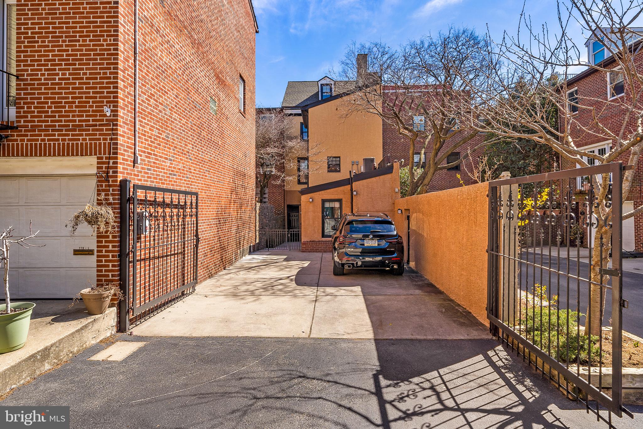 QUEEN VILLAGE - Residential