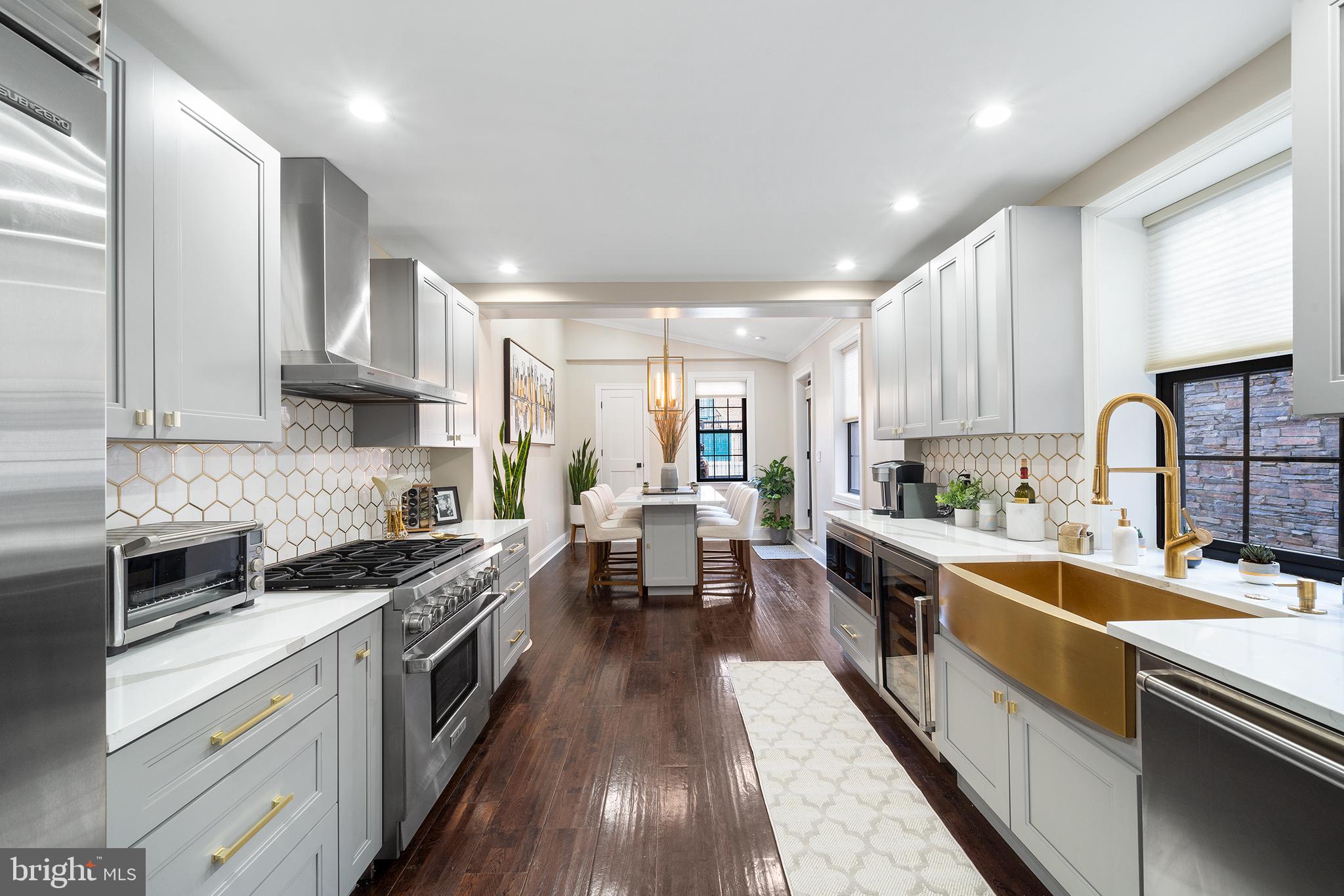 QUEEN VILLAGE - Residential