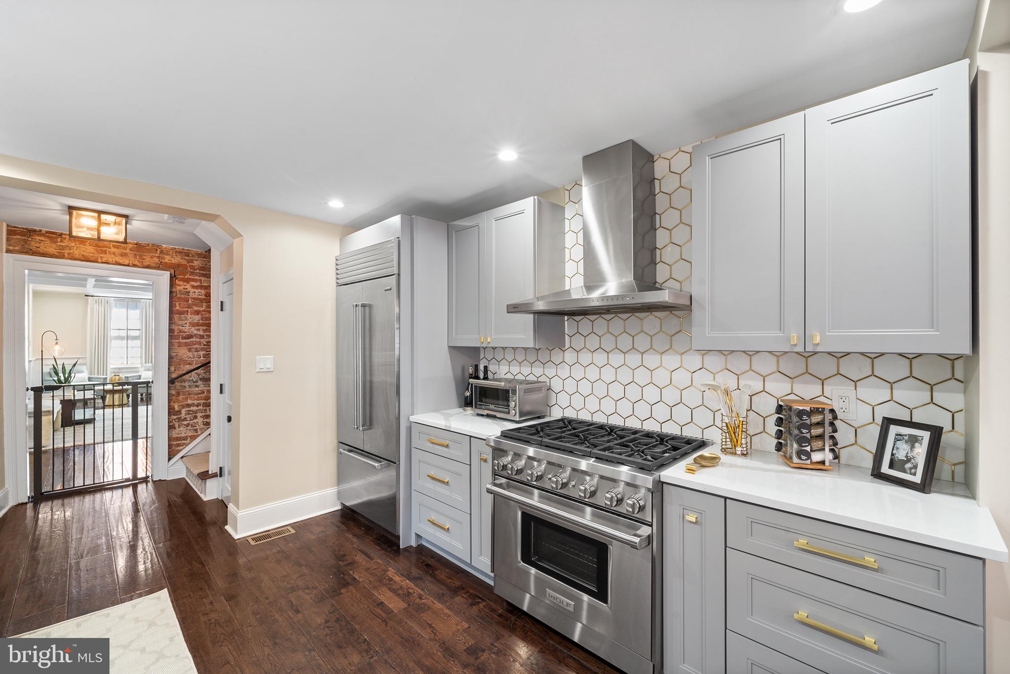 QUEEN VILLAGE - Residential