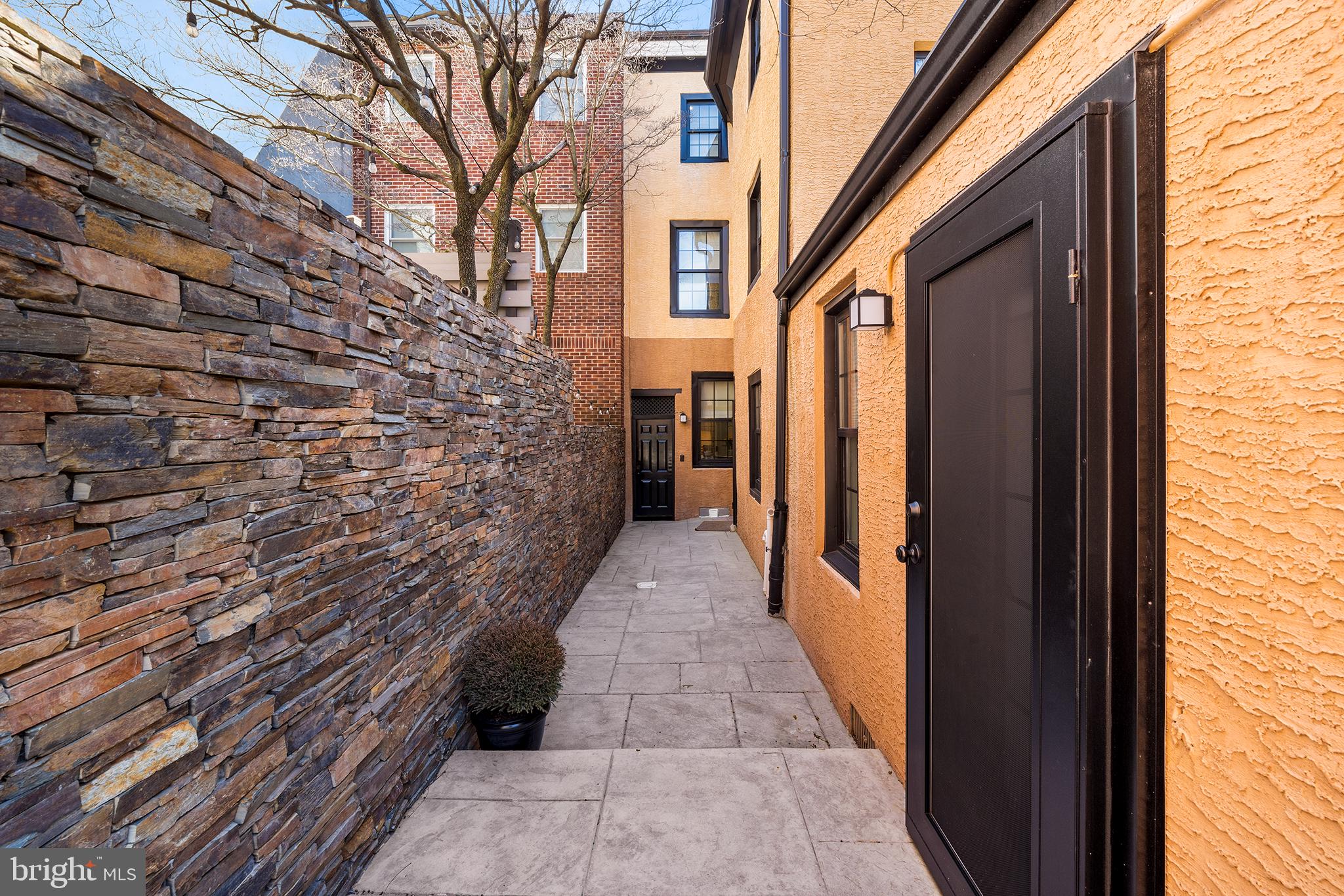 QUEEN VILLAGE - Residential