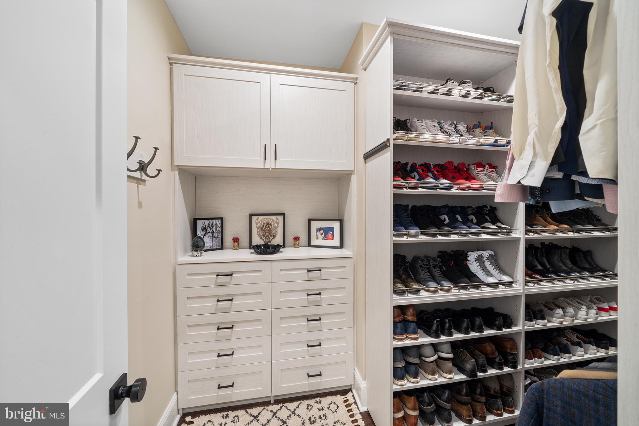 QUEEN VILLAGE - Residential