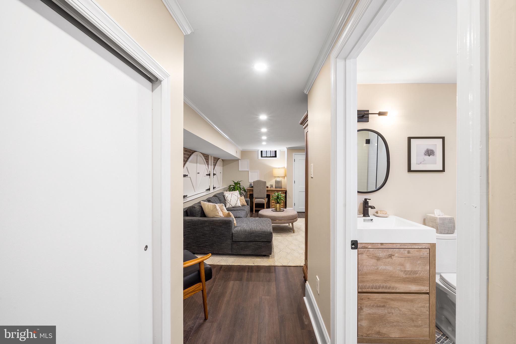 QUEEN VILLAGE - Residential