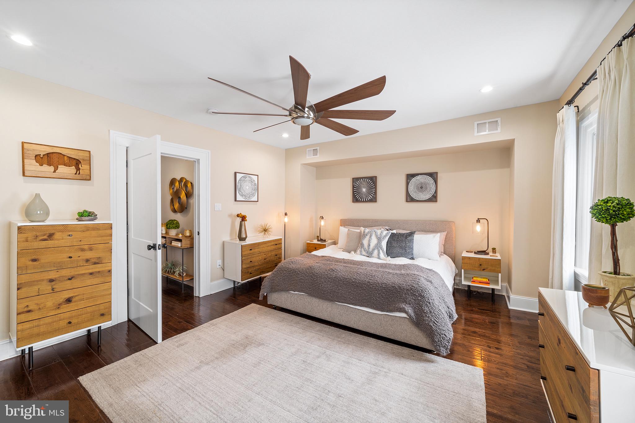 QUEEN VILLAGE - Residential