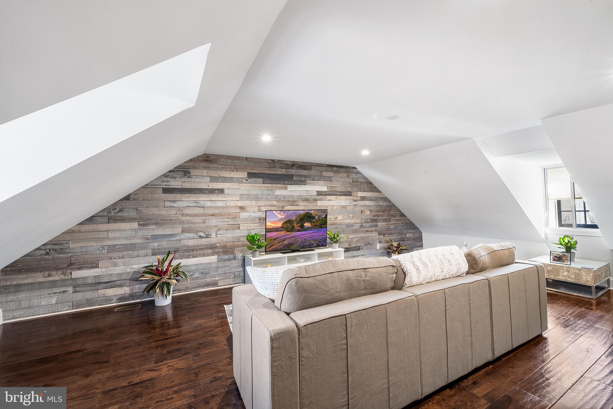 QUEEN VILLAGE - Residential