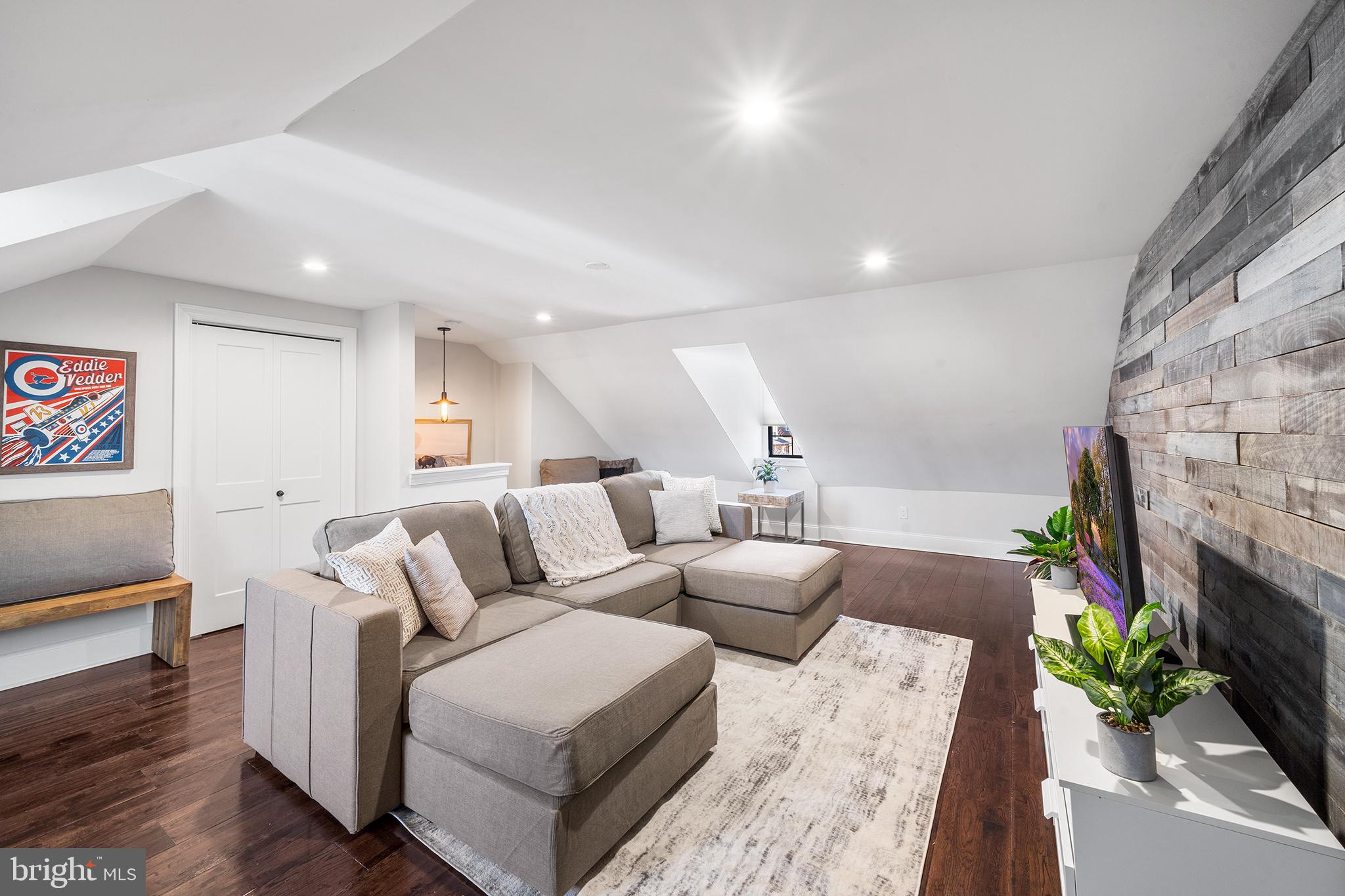 QUEEN VILLAGE - Residential