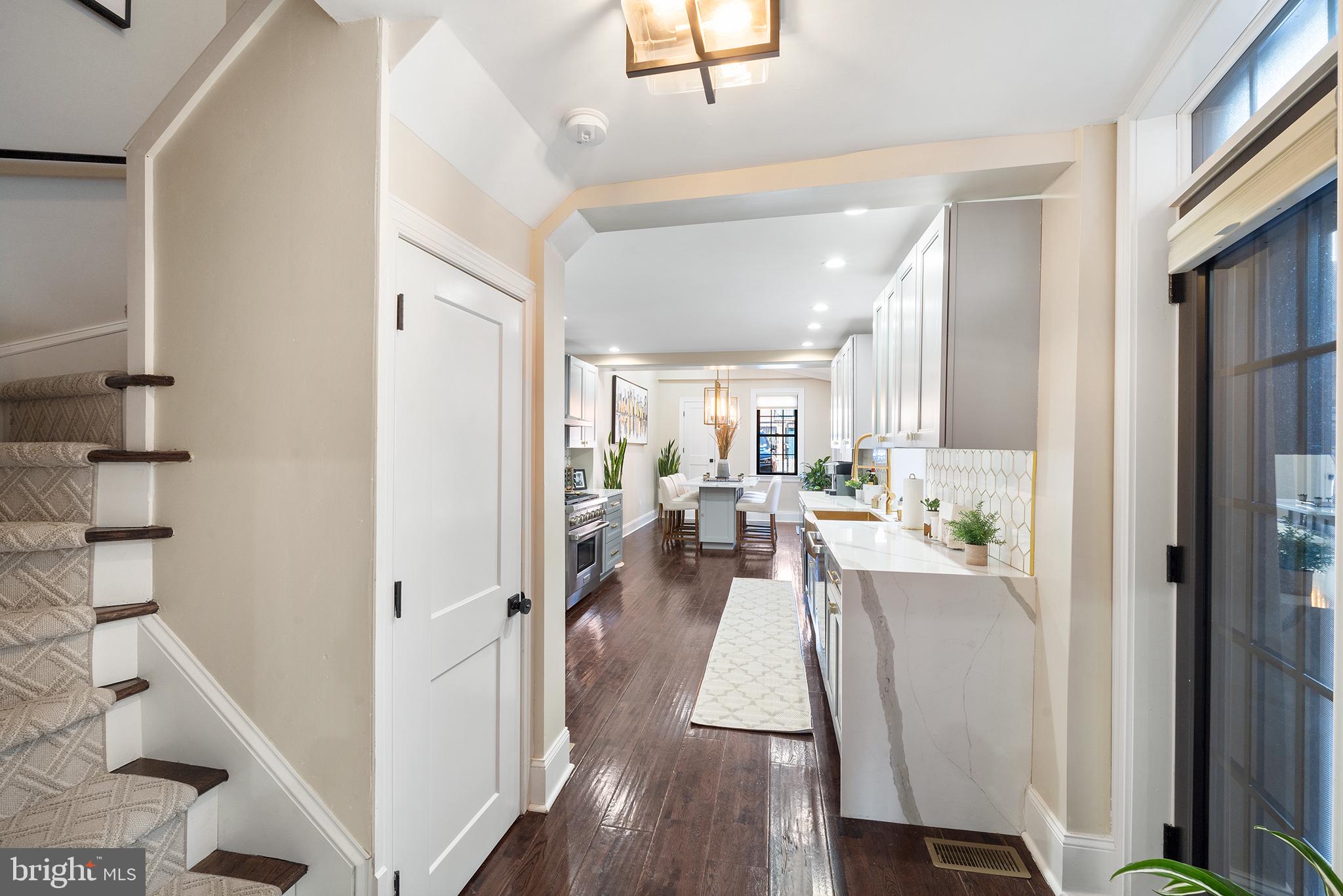 QUEEN VILLAGE - Residential