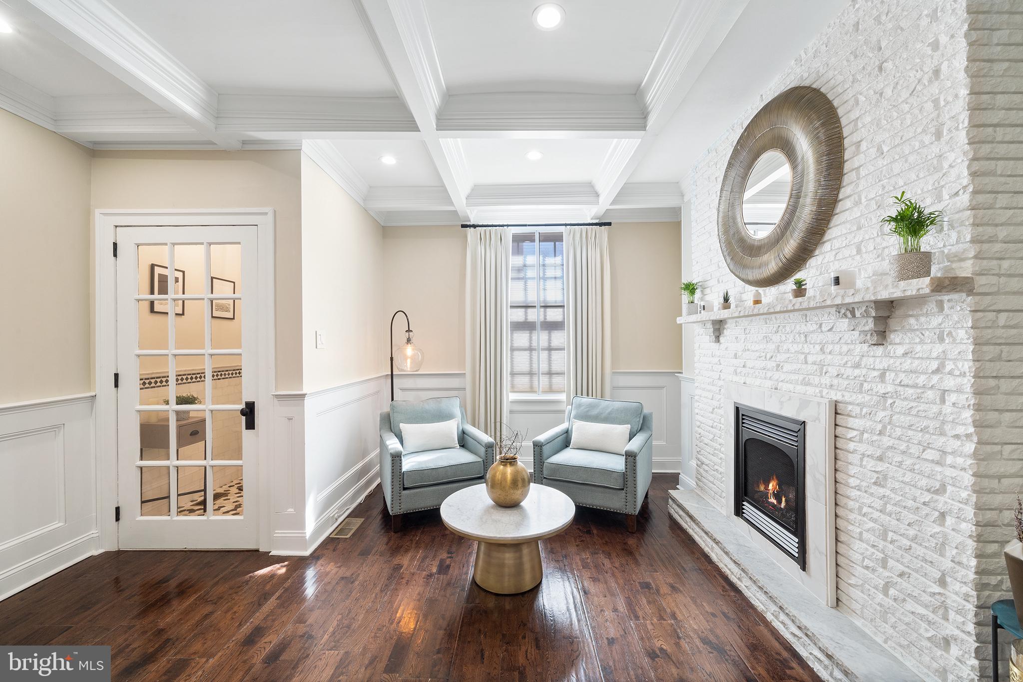 QUEEN VILLAGE - Residential