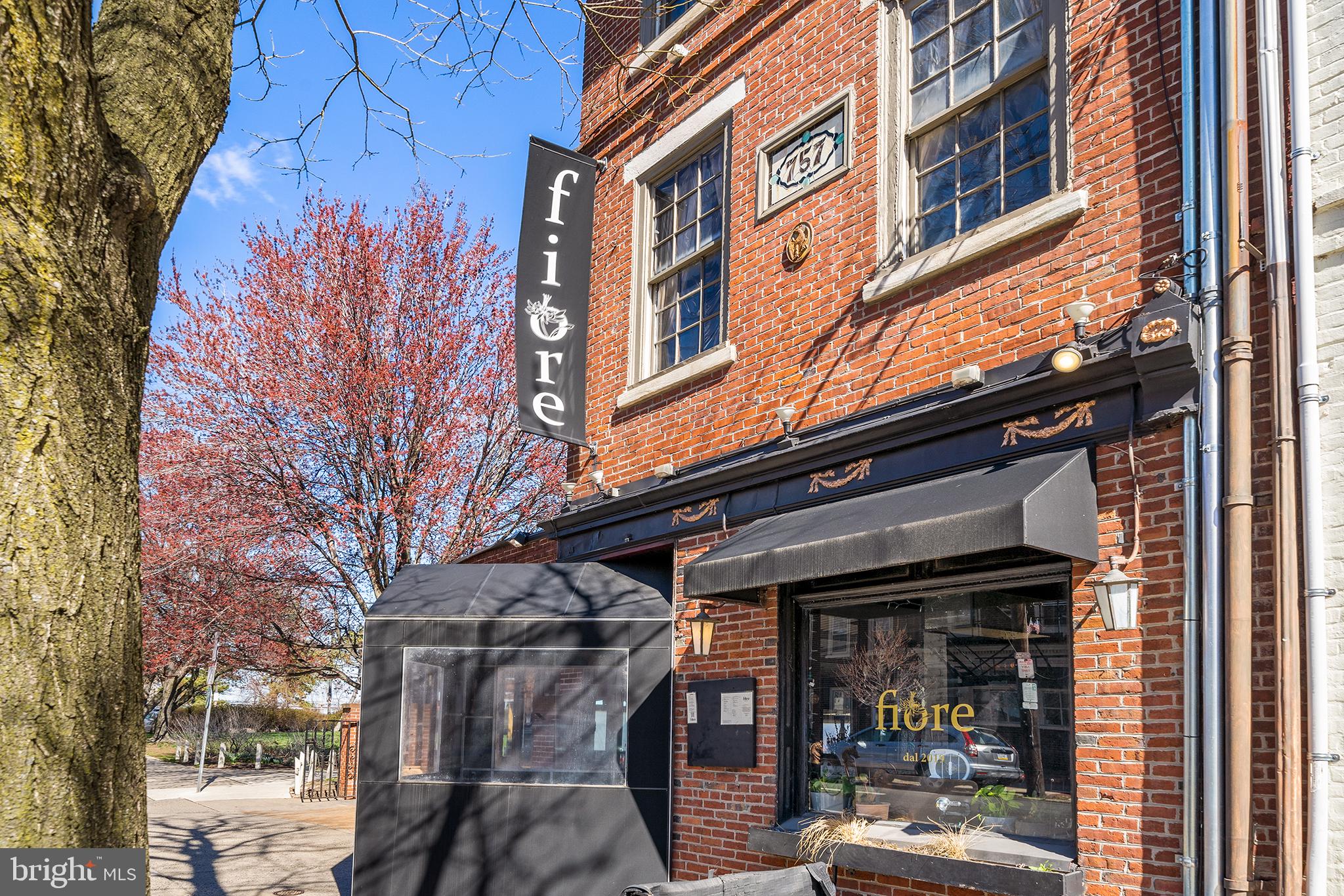 QUEEN VILLAGE - Residential