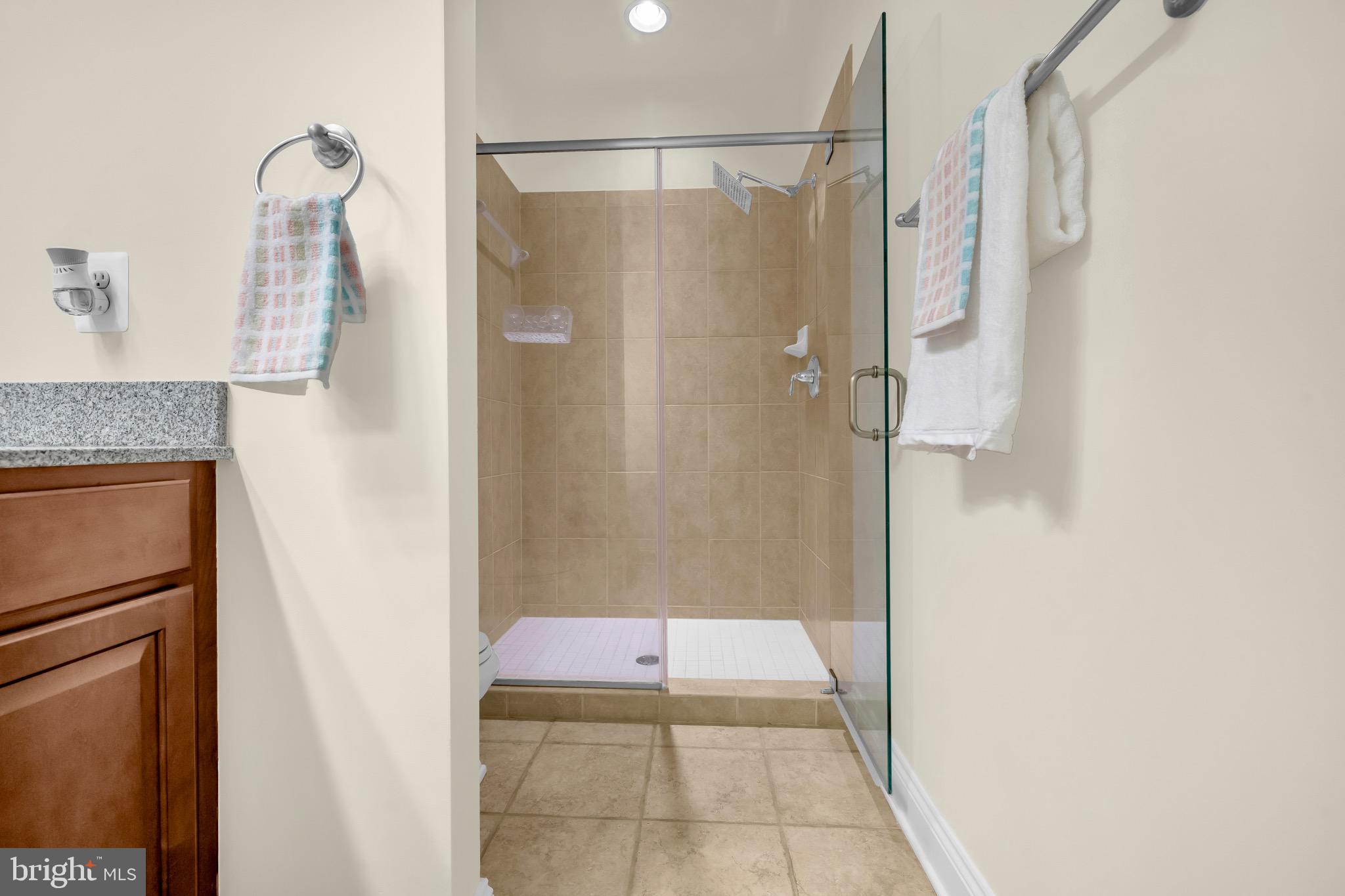 TOWNS & RESIDENCES AT WATERSIDE - Residential