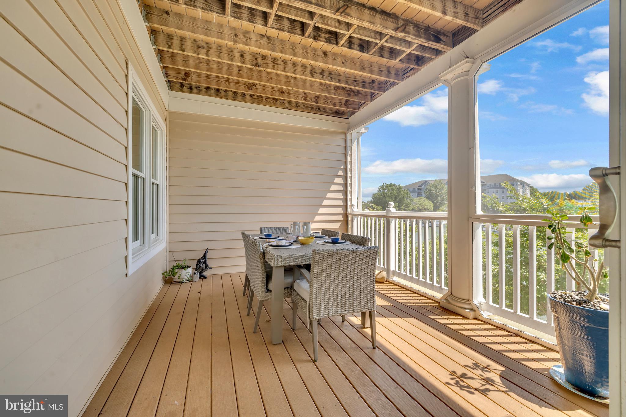 TOWNS & RESIDENCES AT WATERSIDE - Residential