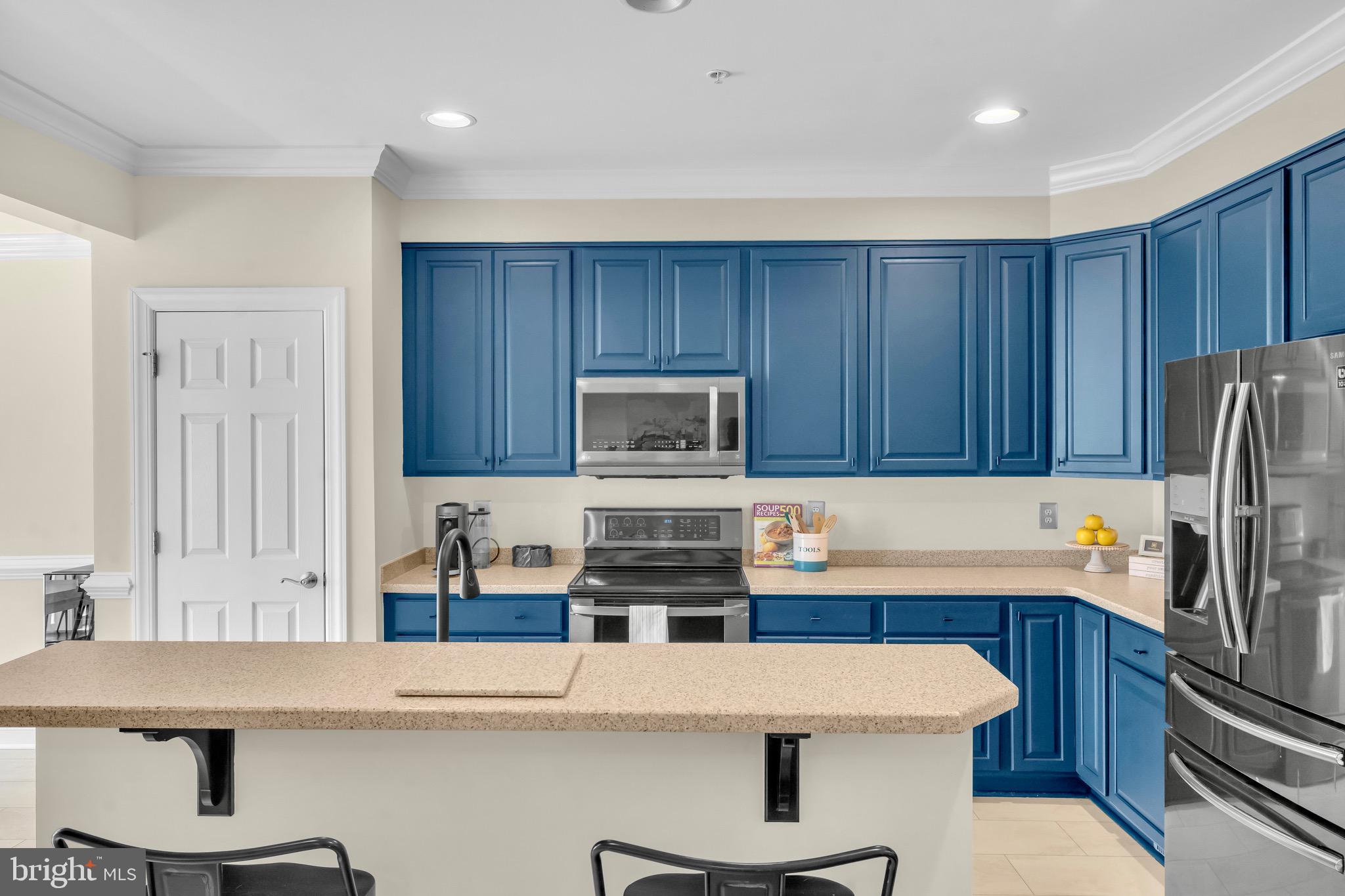 TOWNS & RESIDENCES AT WATERSIDE - Residential