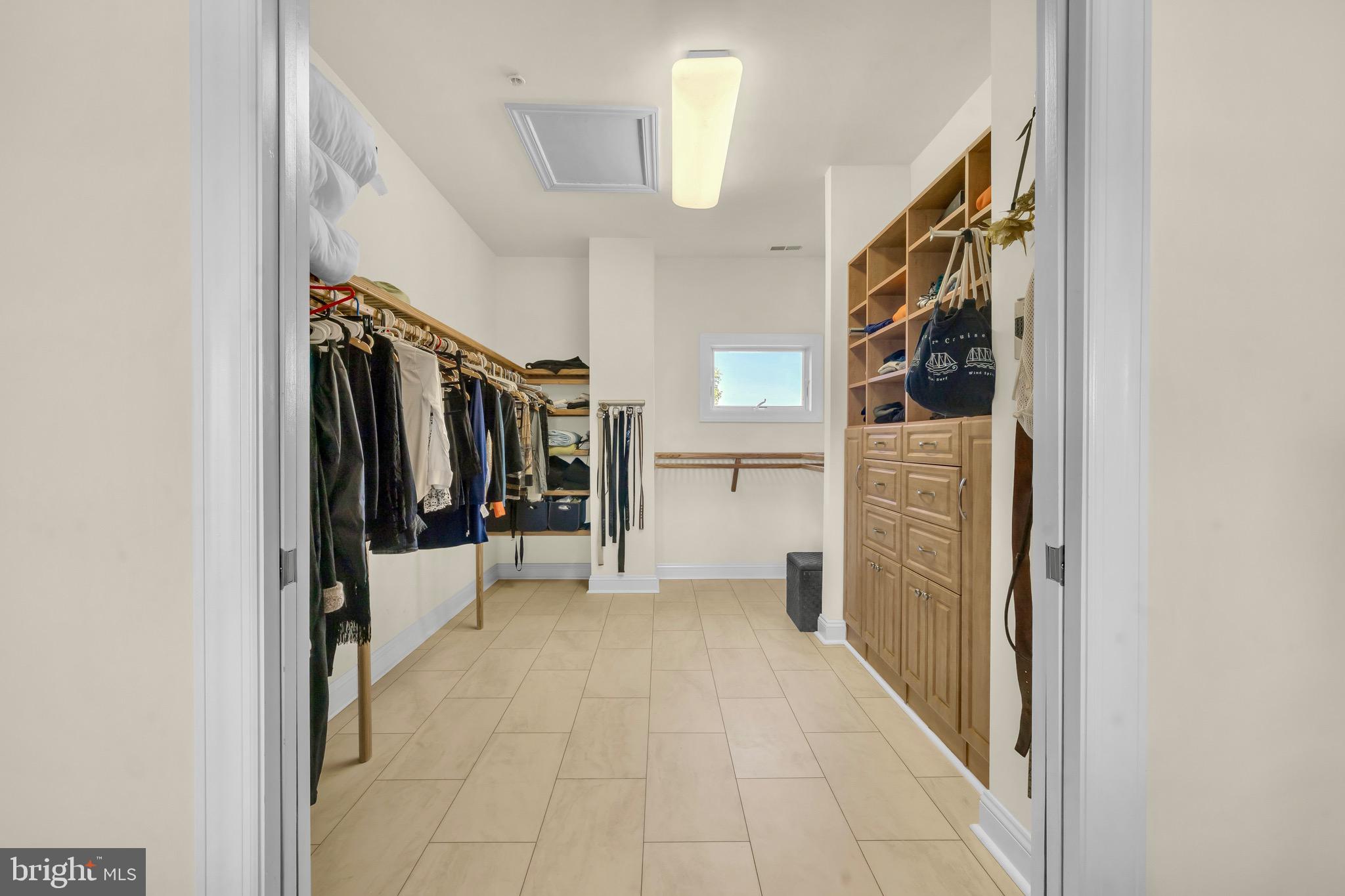 TOWNS & RESIDENCES AT WATERSIDE - Residential